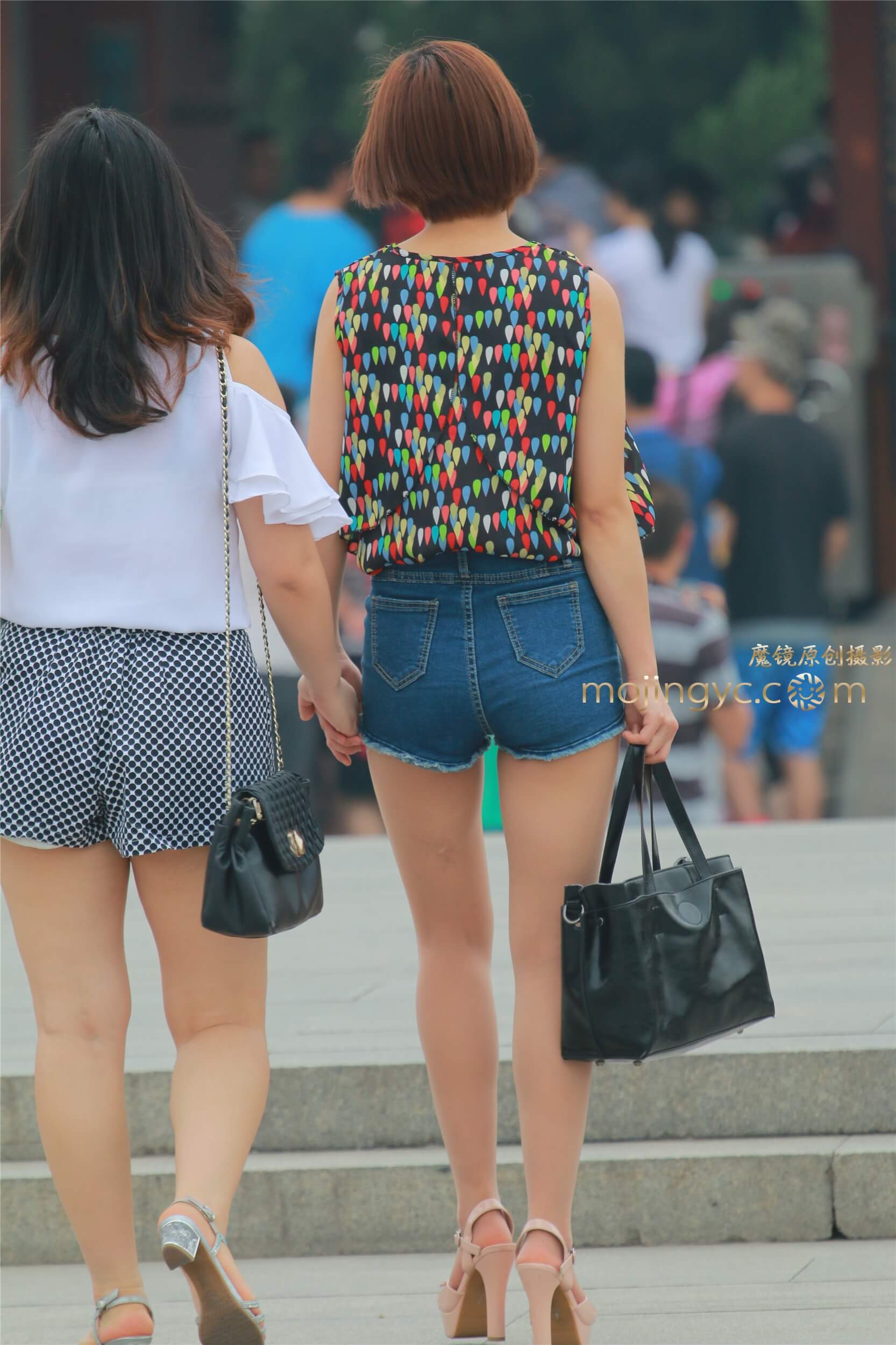 长腿热裤妹子！