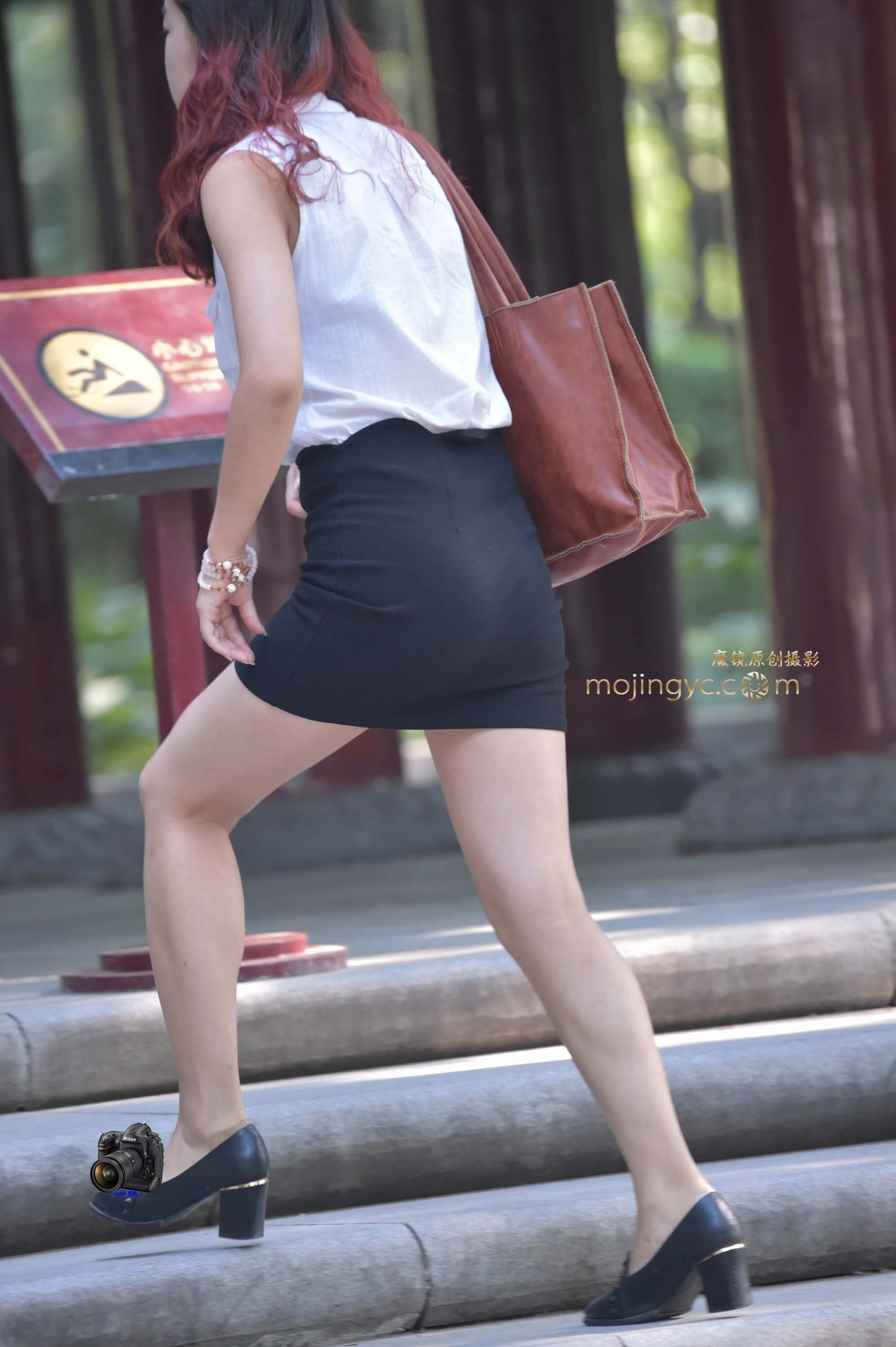 上台阶的黑色一步裙少妇