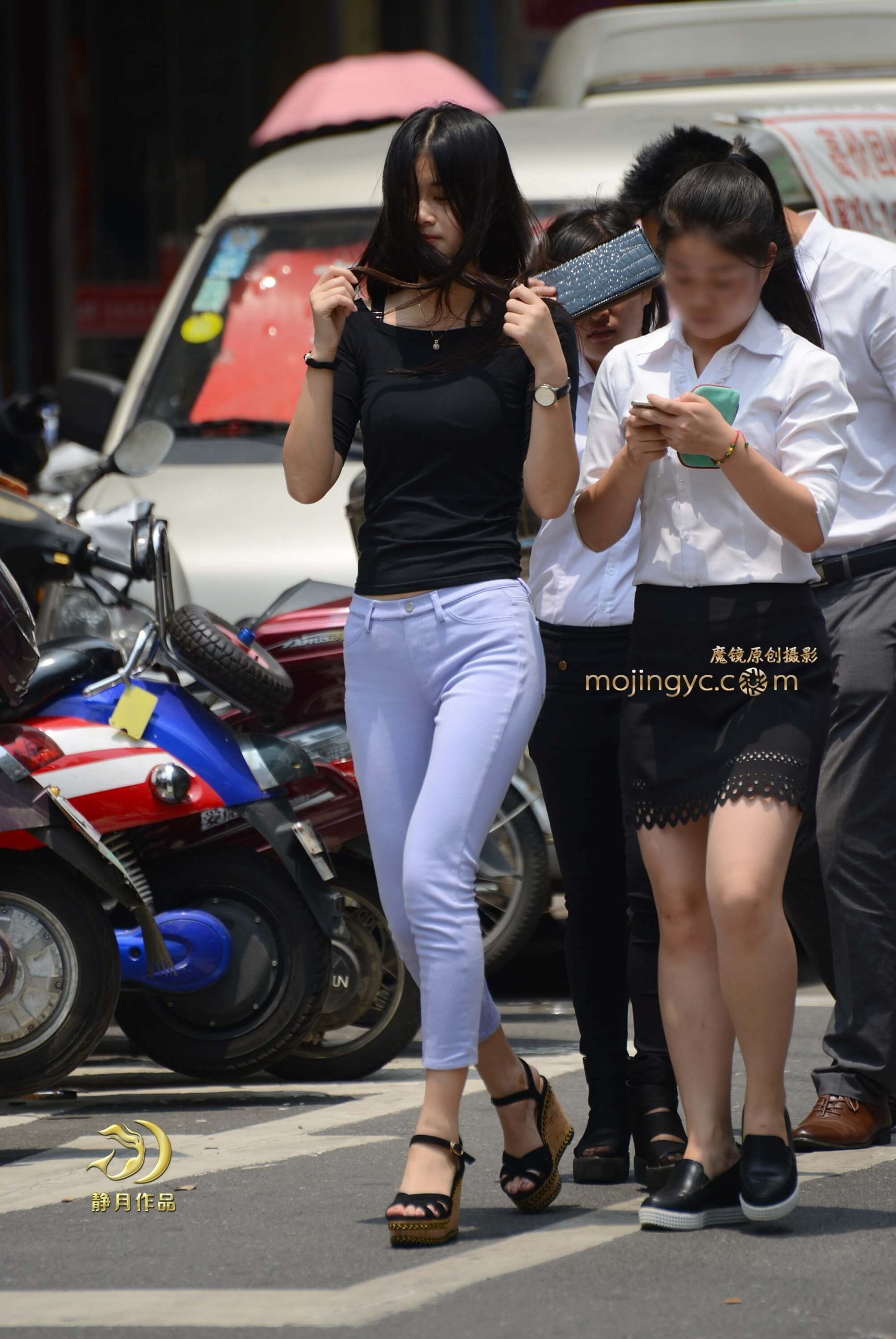 青春靓丽的蓝裤妹子