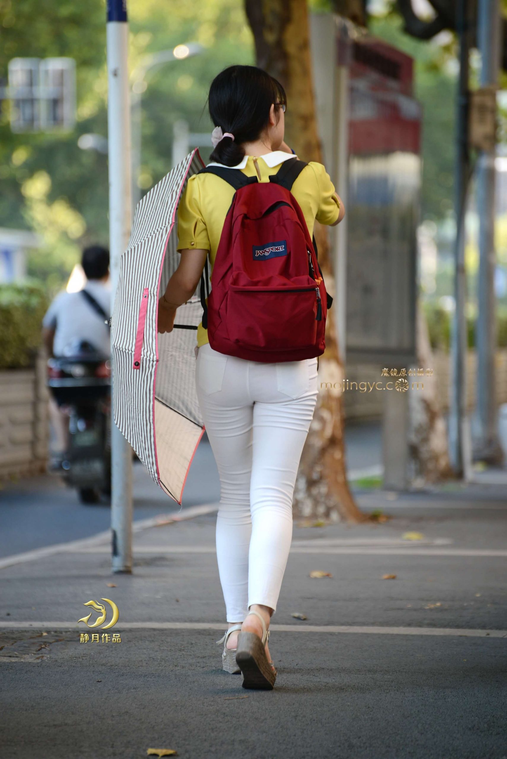 白裤小妹圆圆的臀