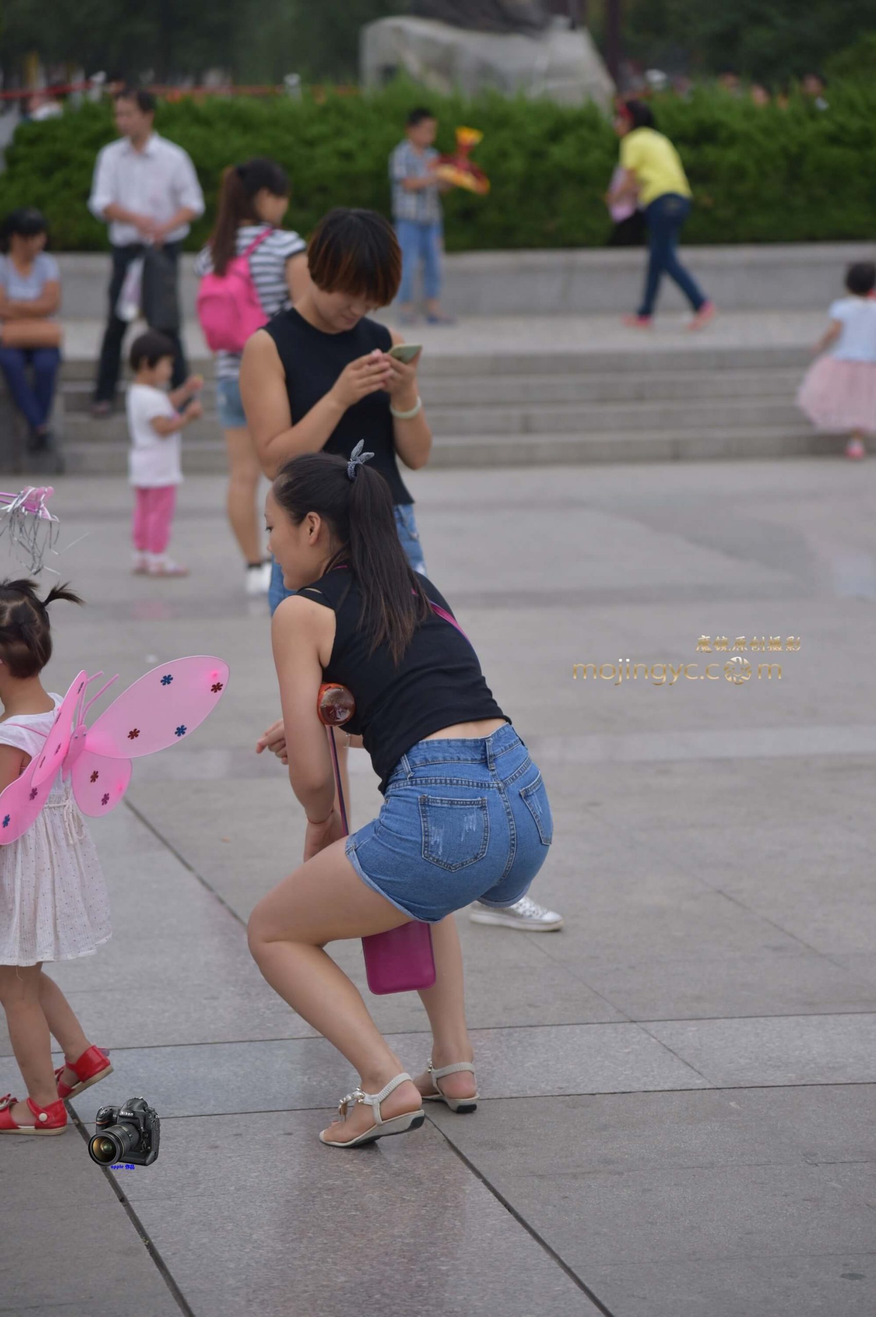 丰满牛仔短裤少妇