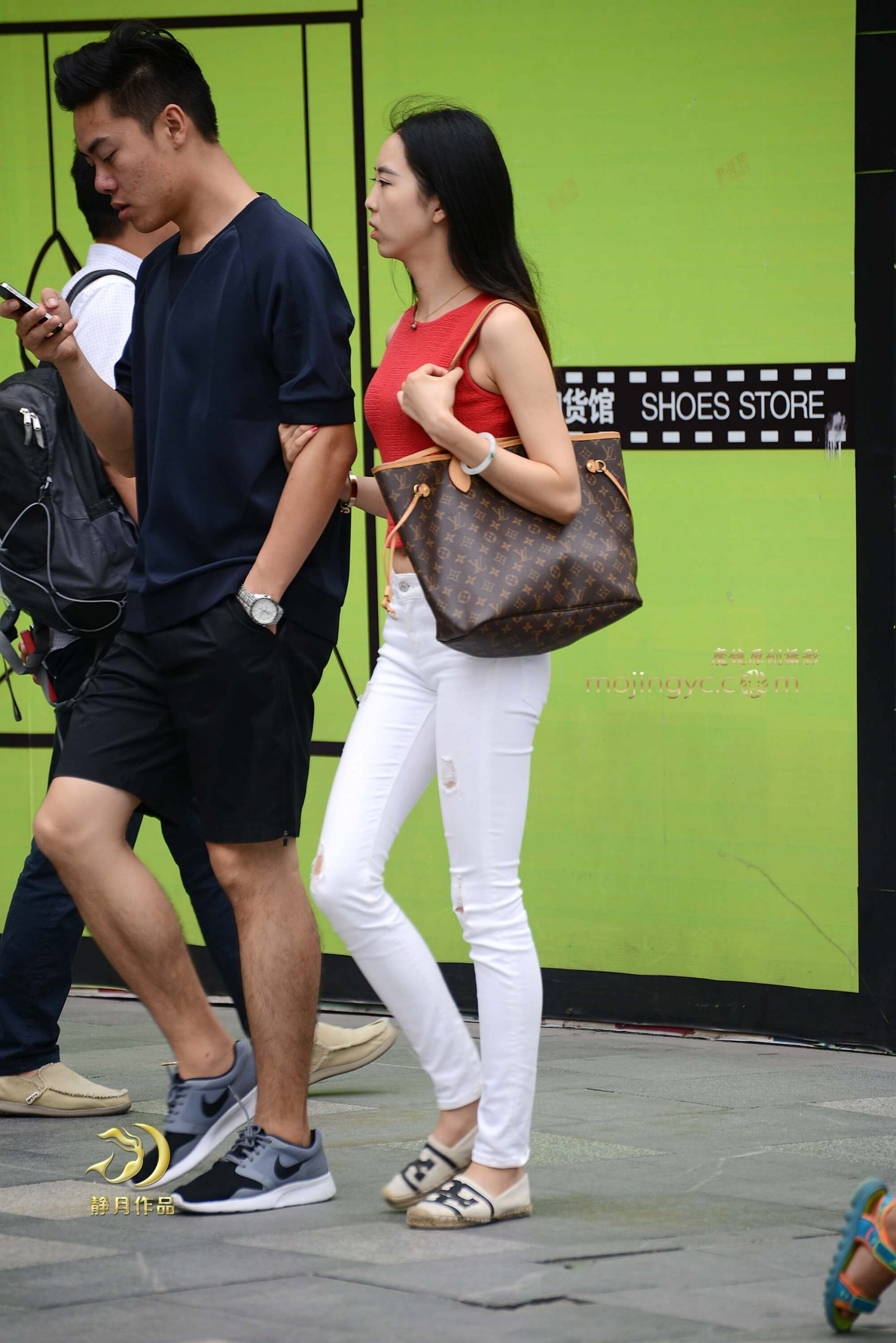 红杉白裤长发妹子