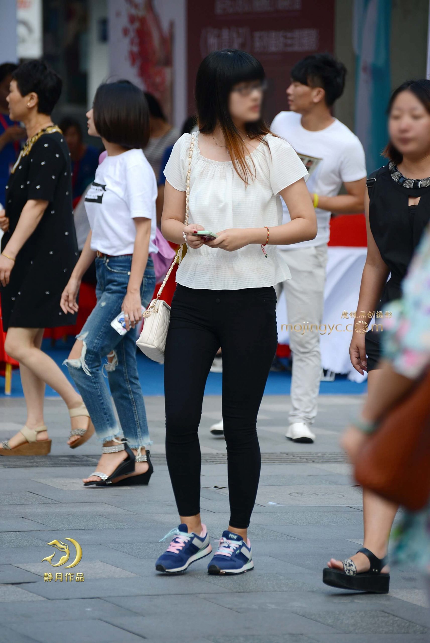 黑裤眼睛小妹