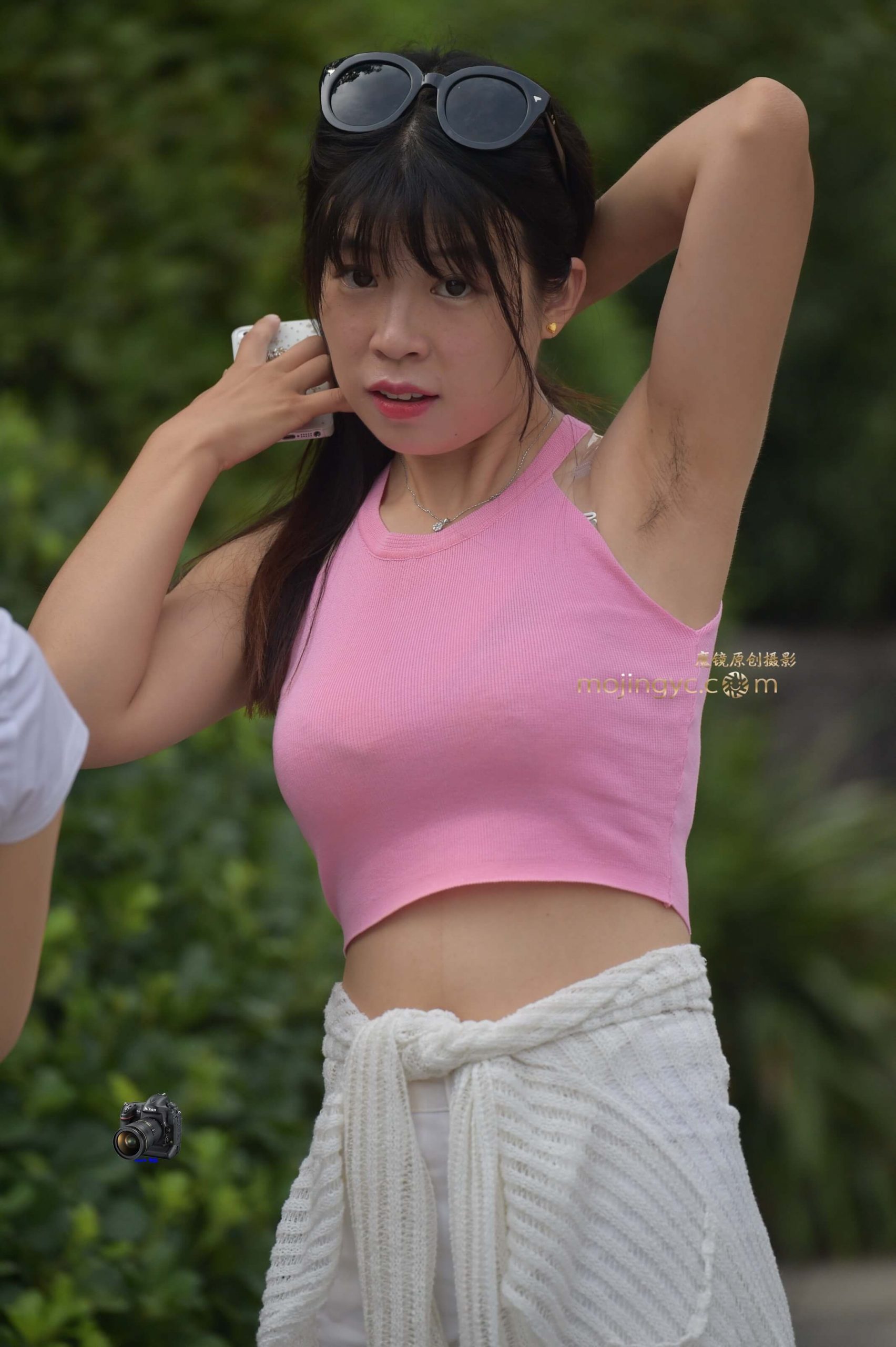 丰满胸部美眉