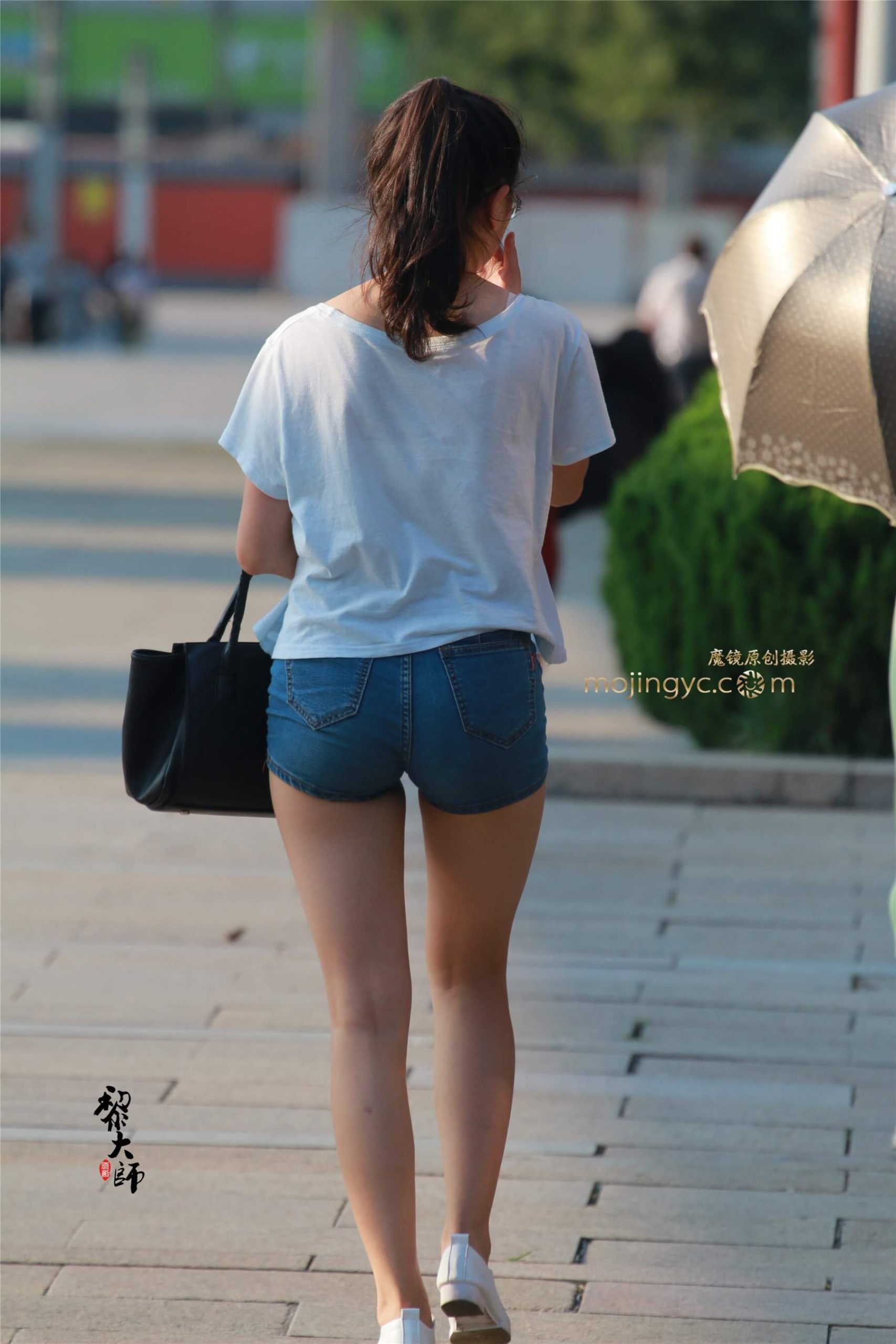 眼镜妹的紧翘圆臀