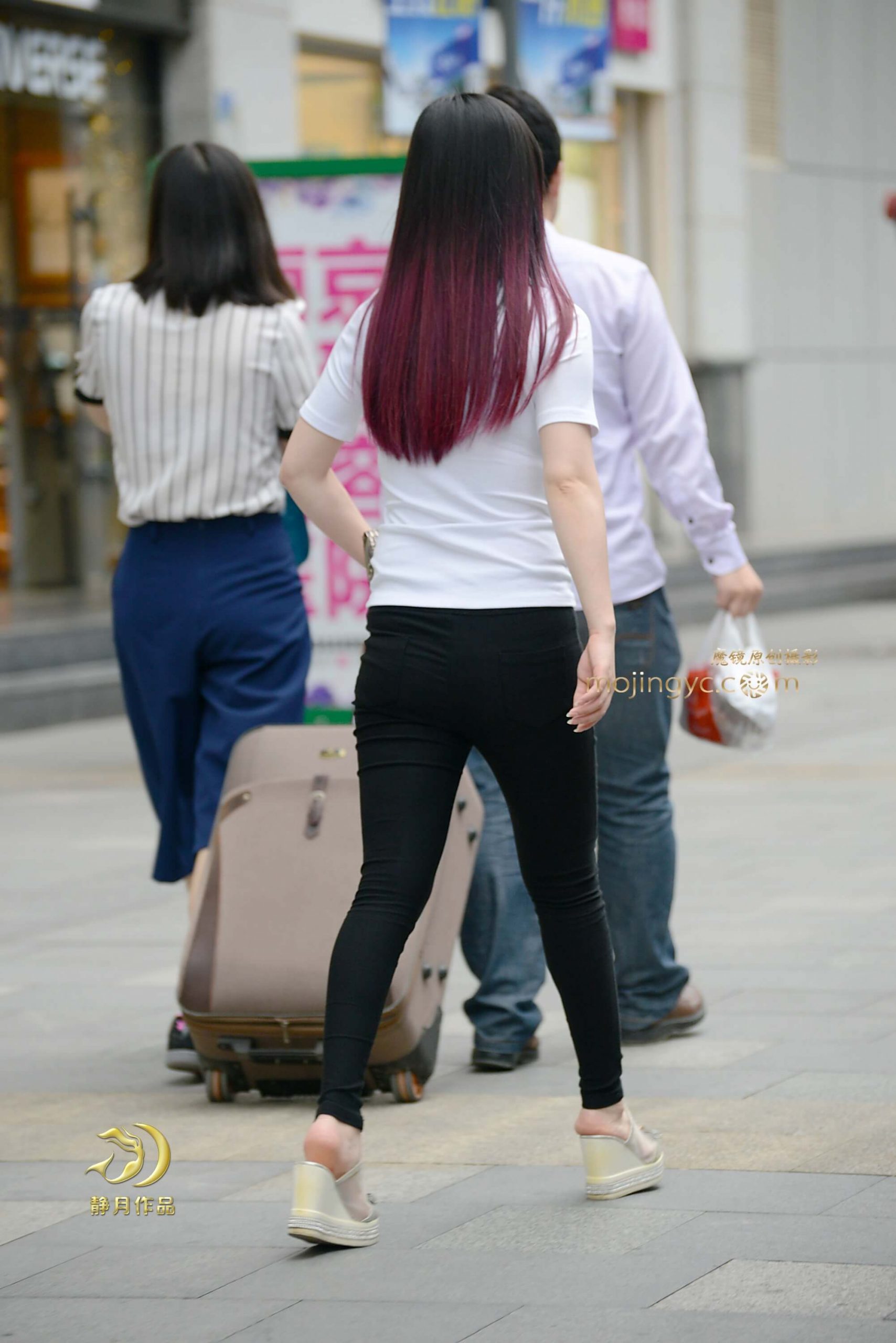 白衣黑裤妹