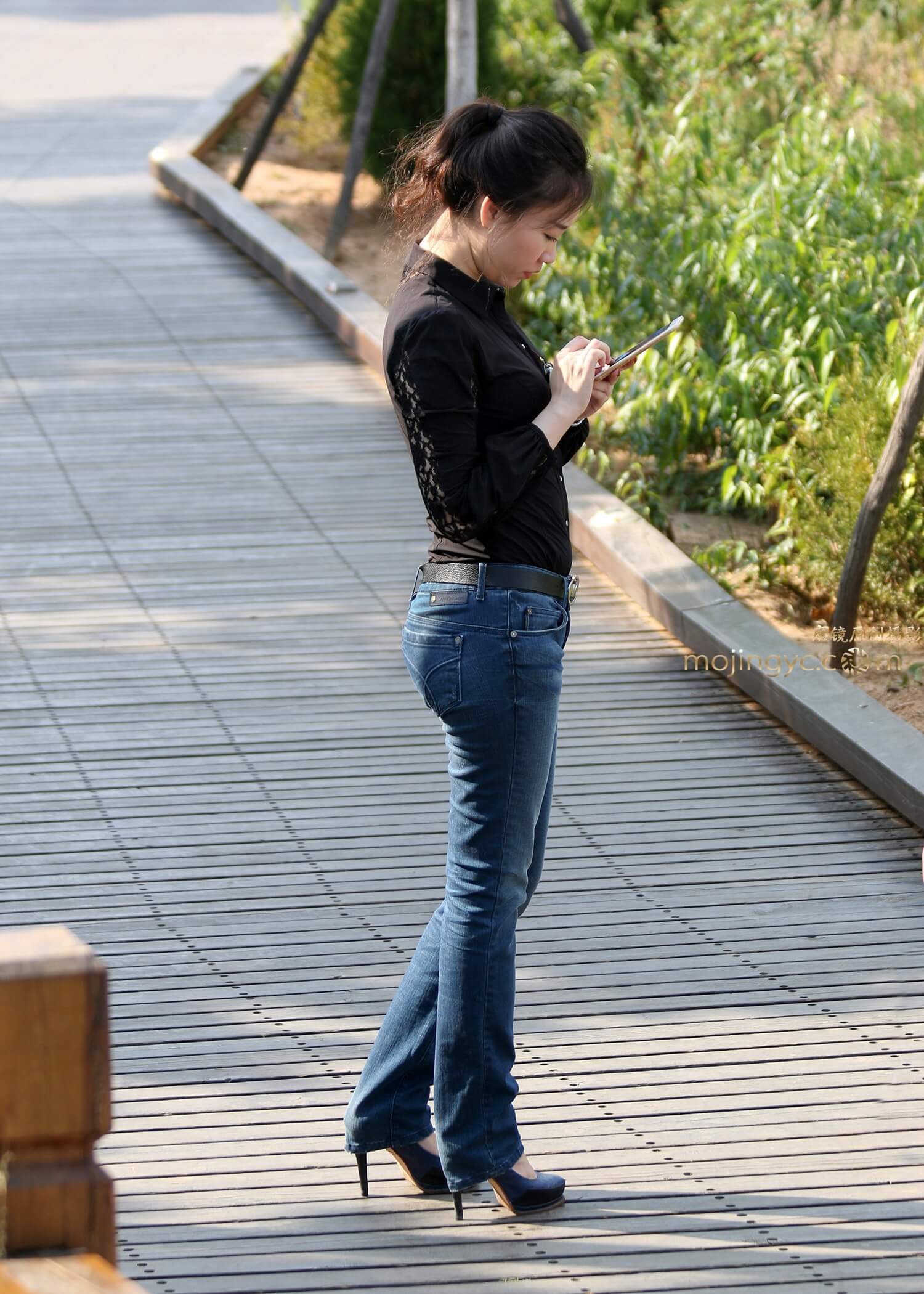 高挑蓝牛少妇