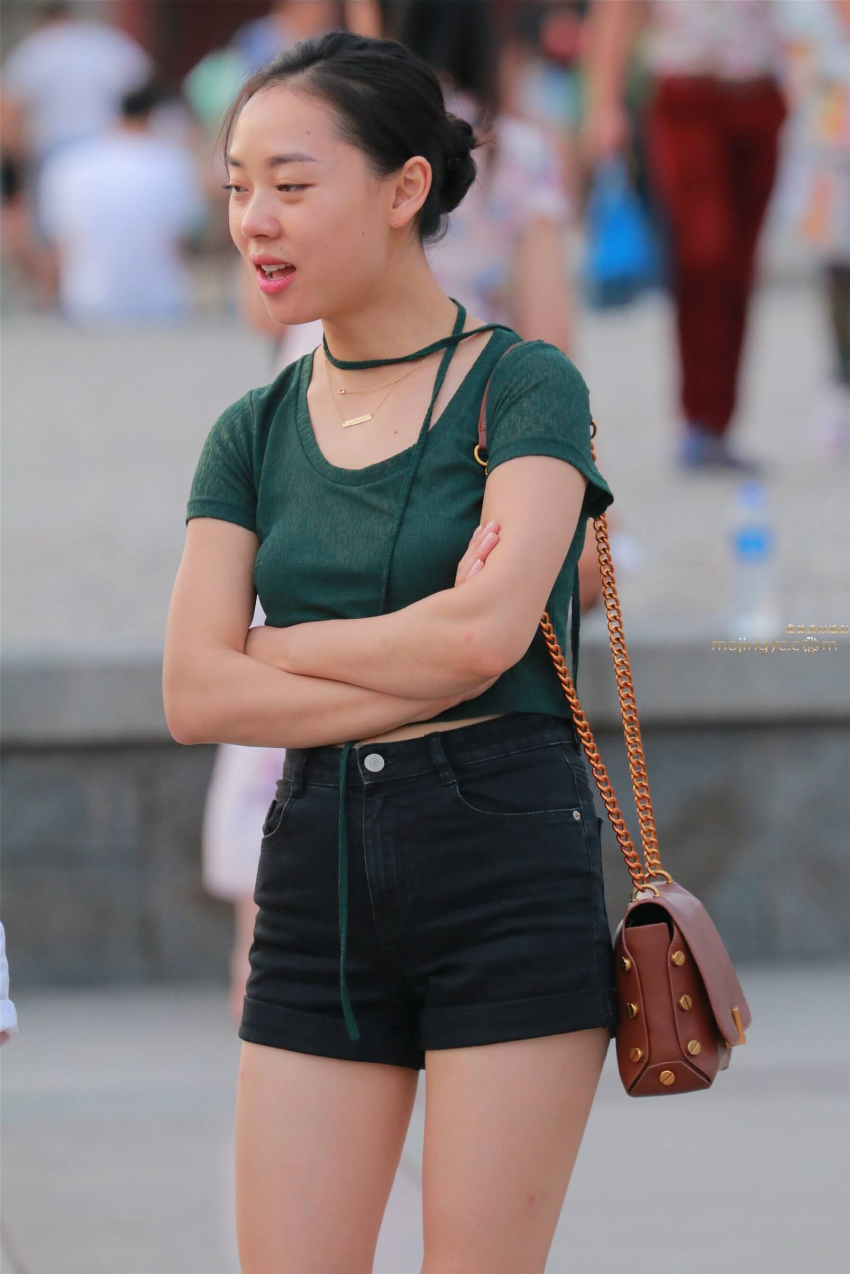 长腿紧身短裤美女