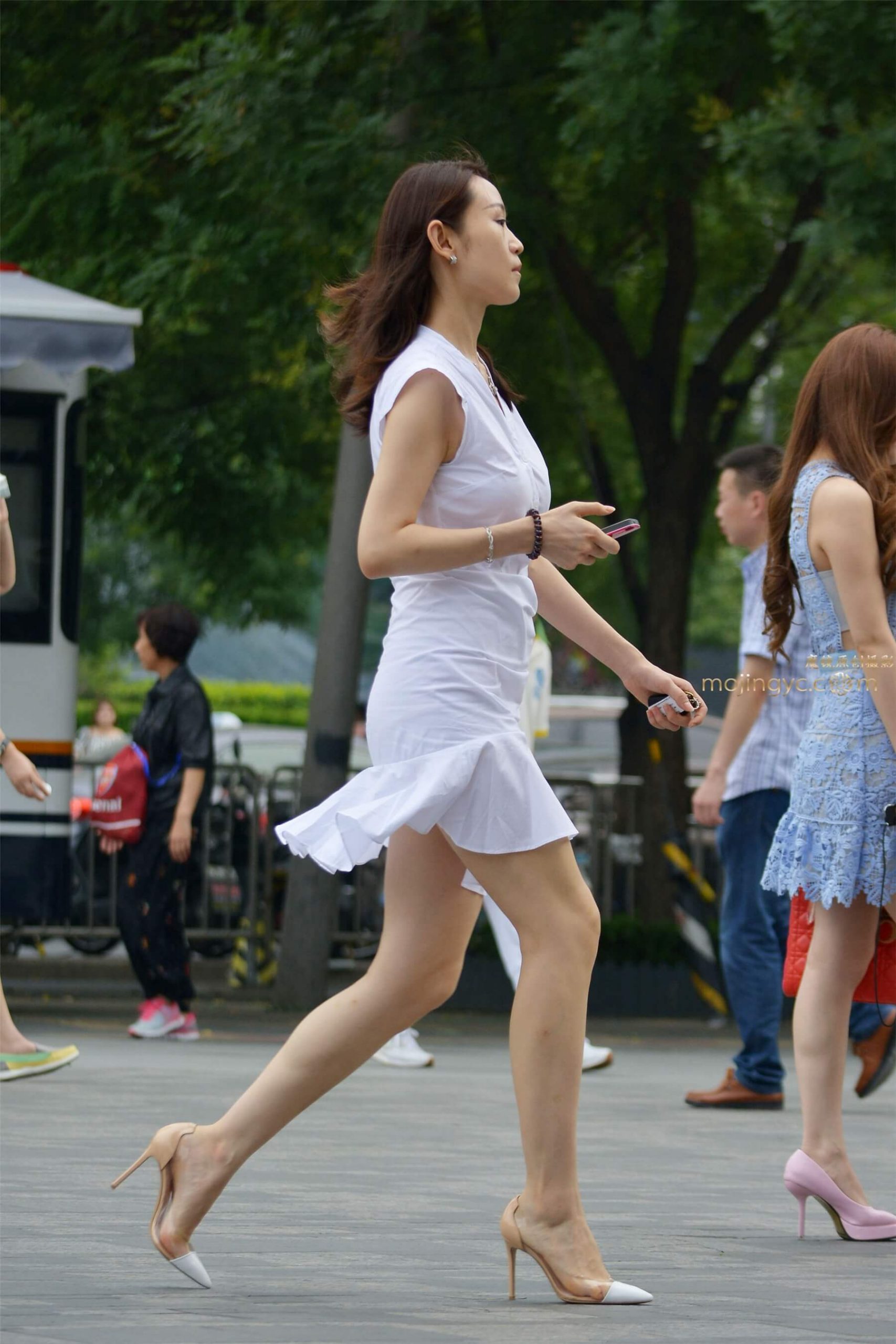 细跟尖头鞋，部分透明显得脚部更加性感