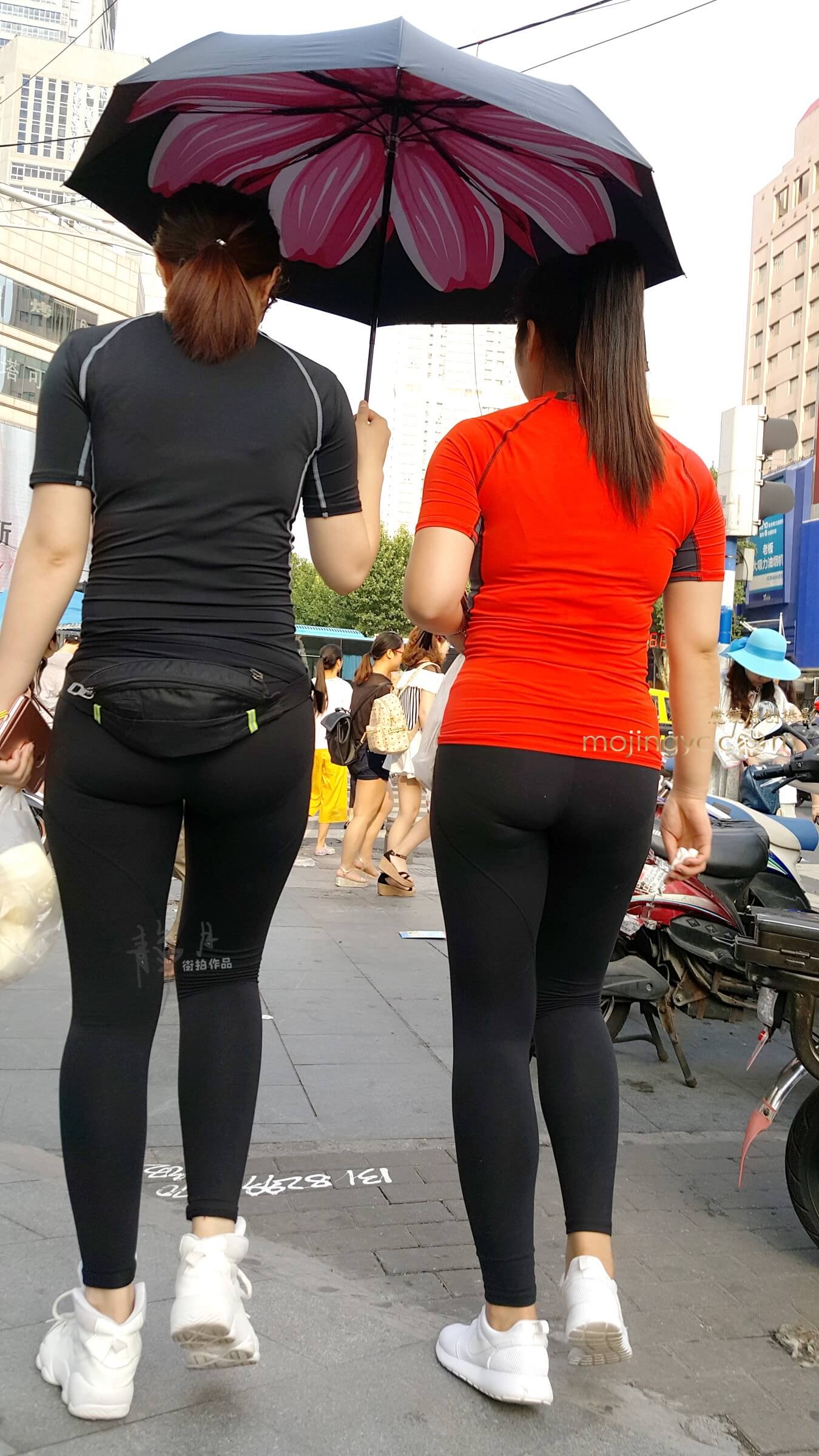 【静月街拍】两个黑裤妹子