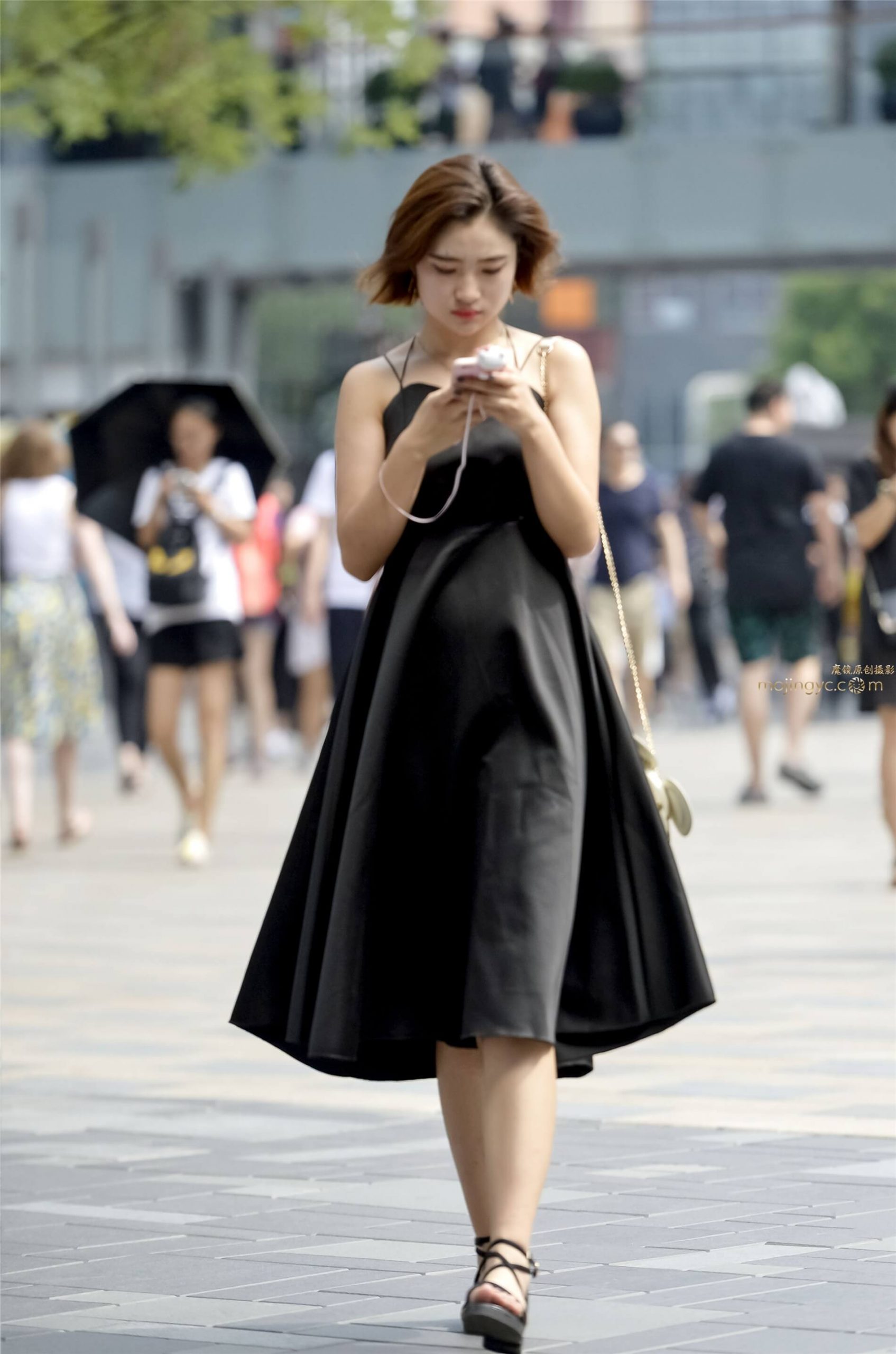 菱形吊带裙，彰显美女性感魅力