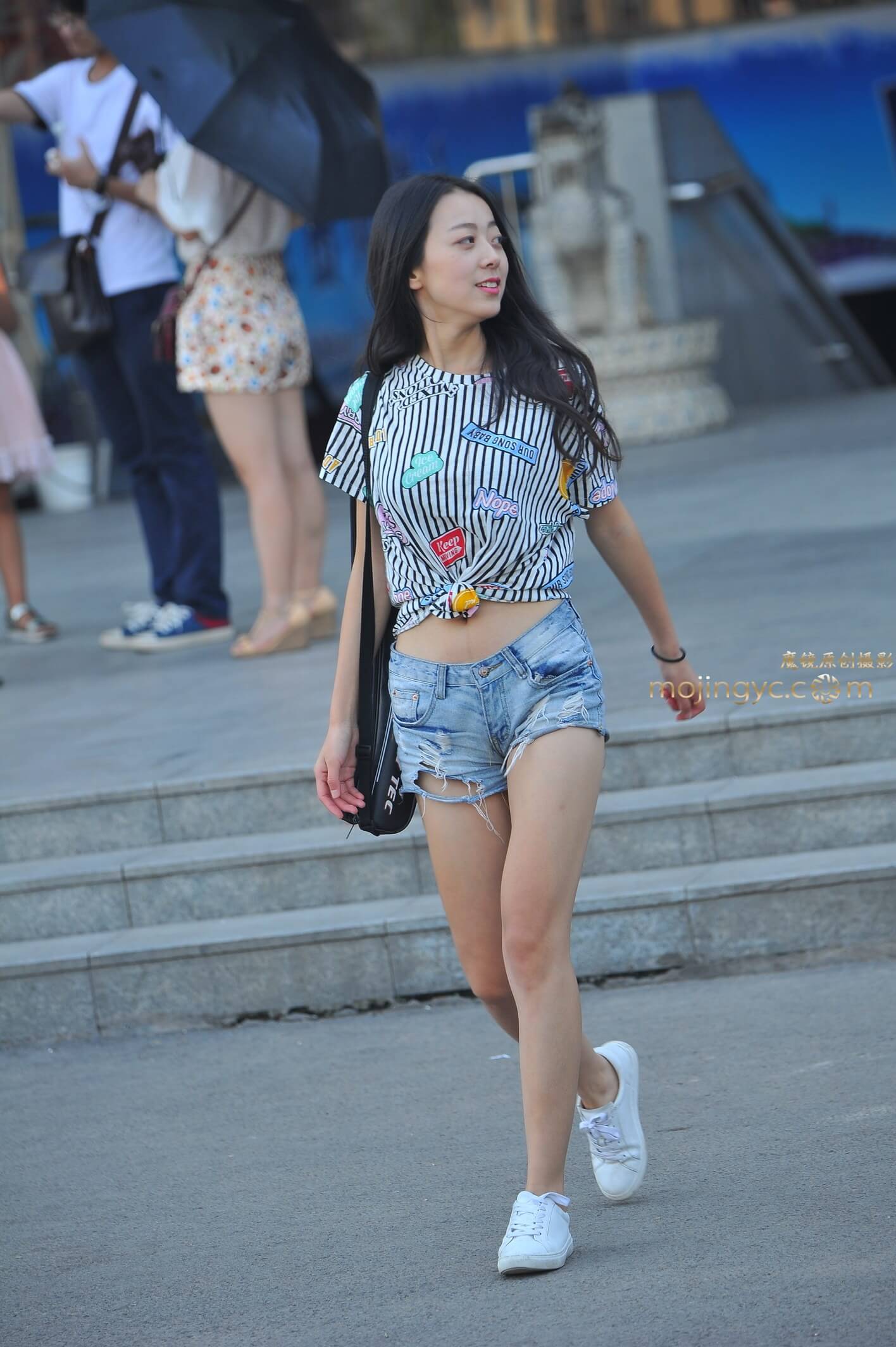 牛仔热裤长发妹妹