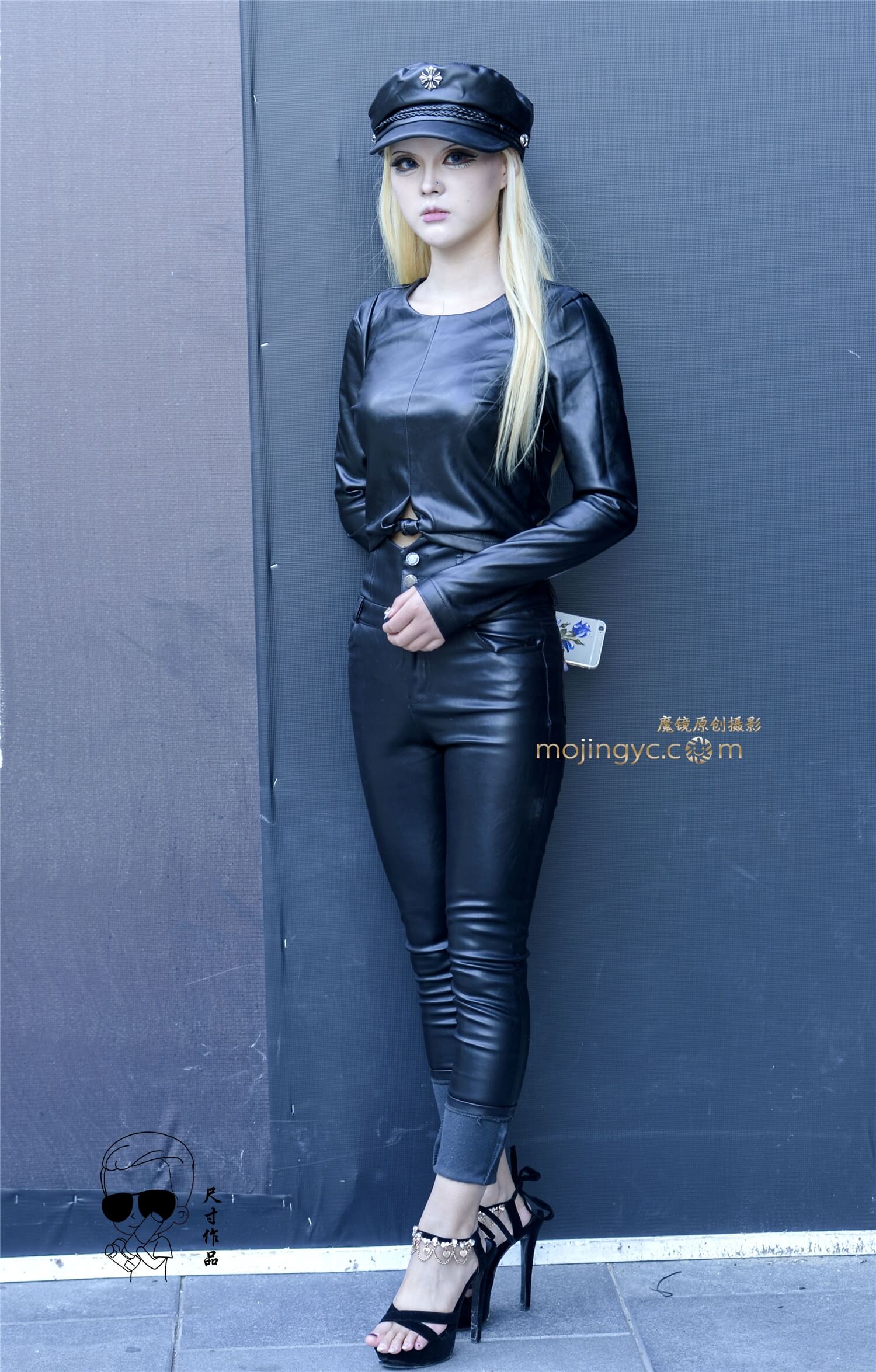 金发碧眼皮裤高跟鞋的美女
