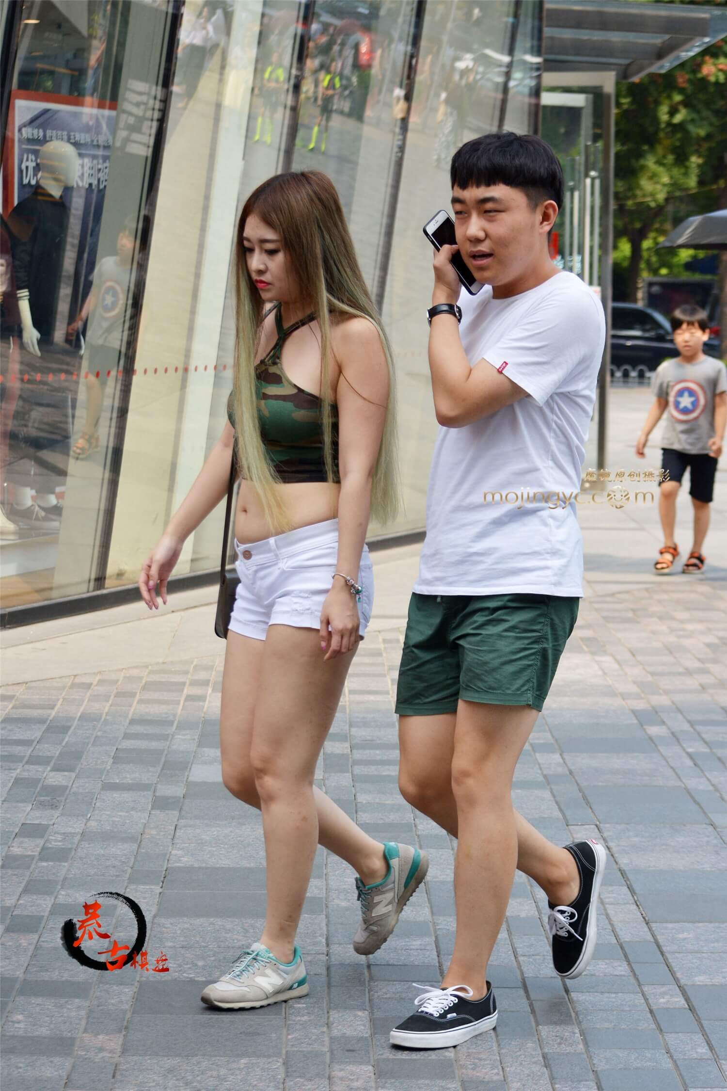 白色热裤漏脐装
