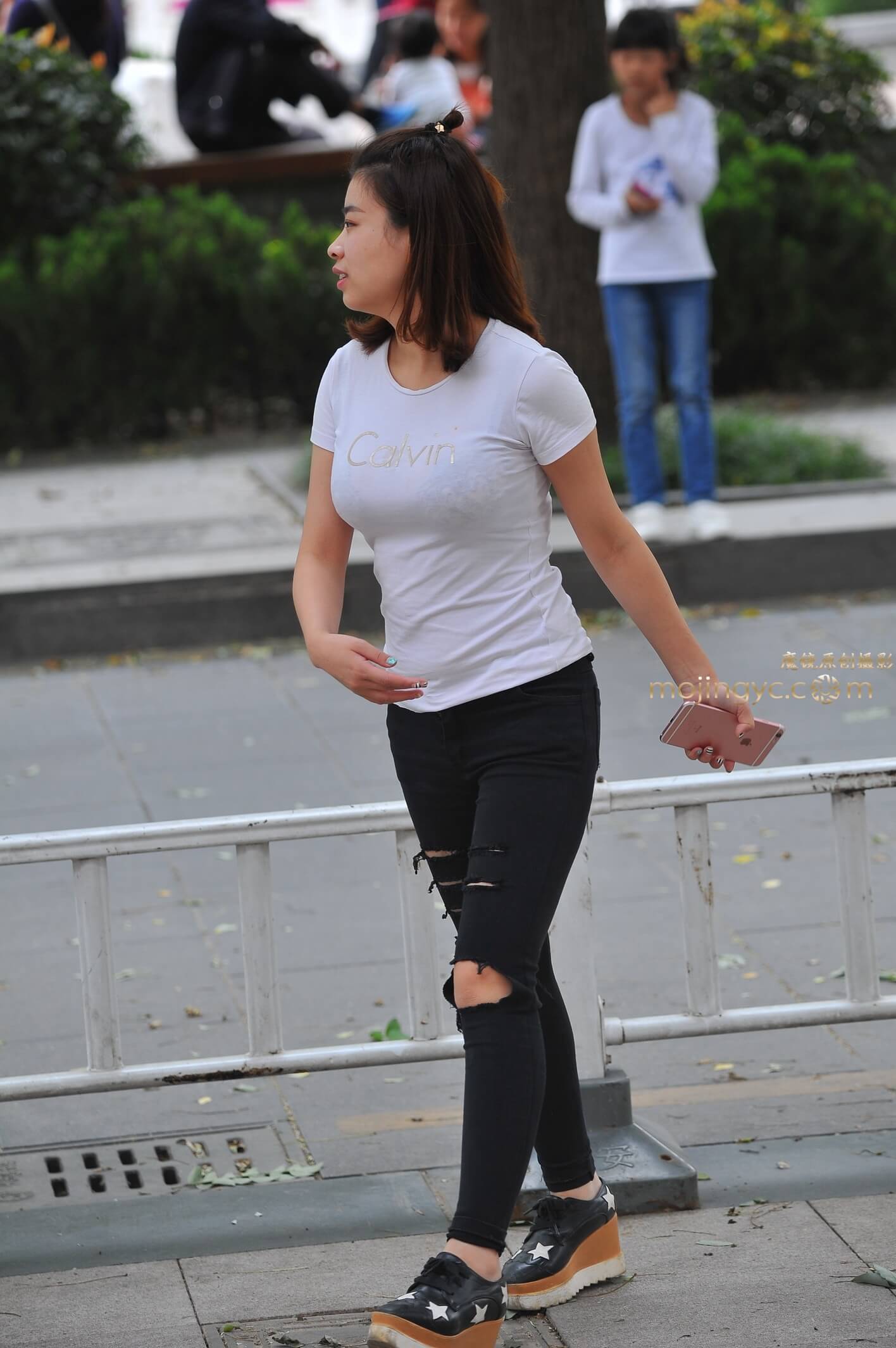 丰满美胸时尚少妇17张