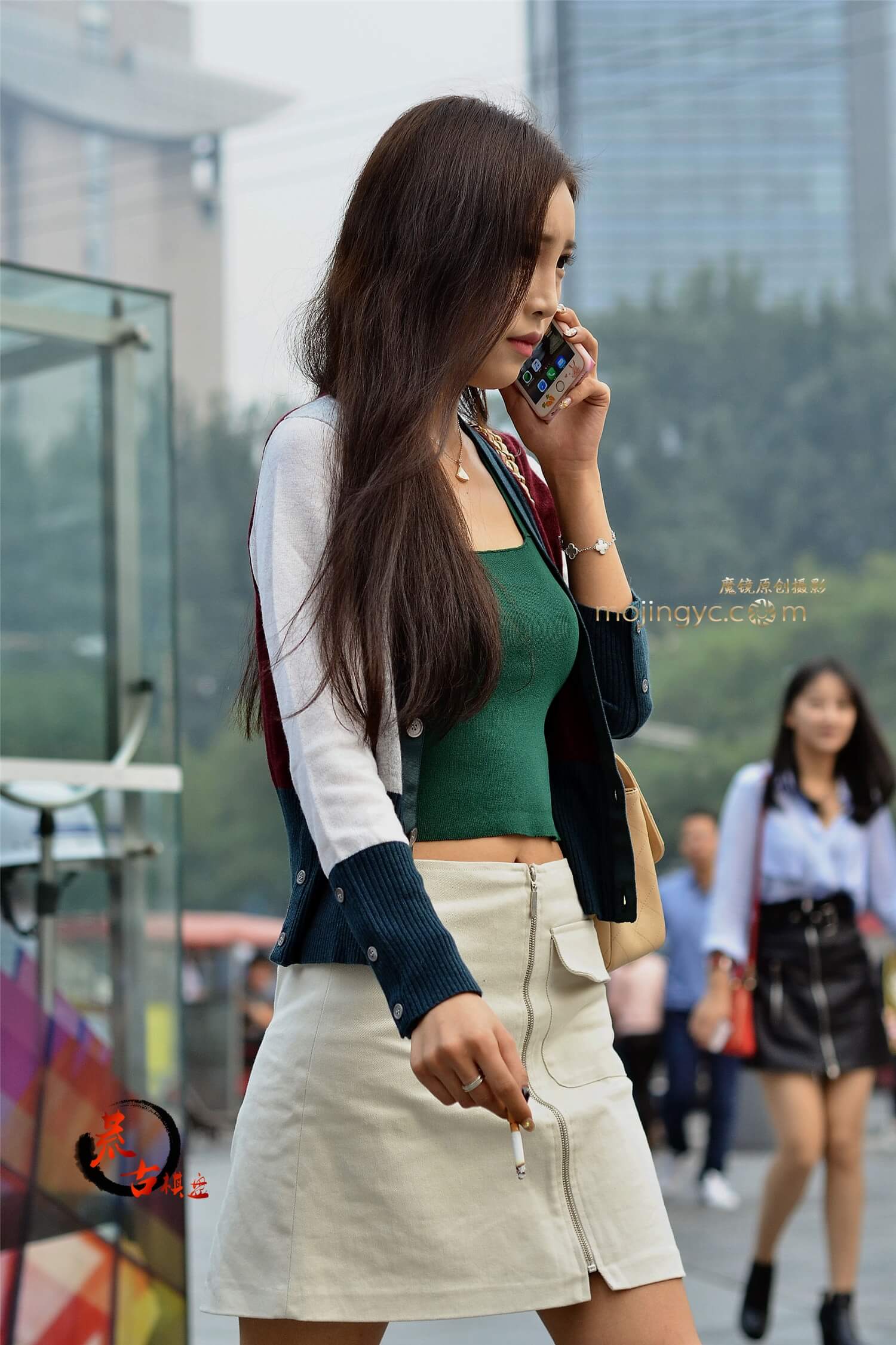 清纯美女，为何叼烟