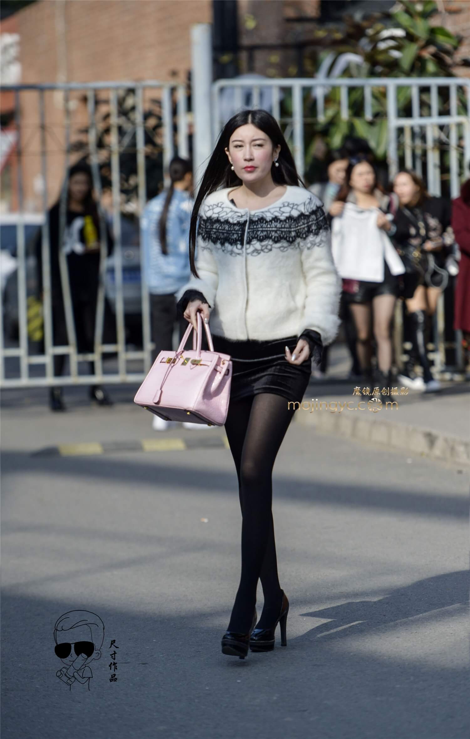 白毛衣黑丝长袜高跟鞋彰显美女妖娆魅力