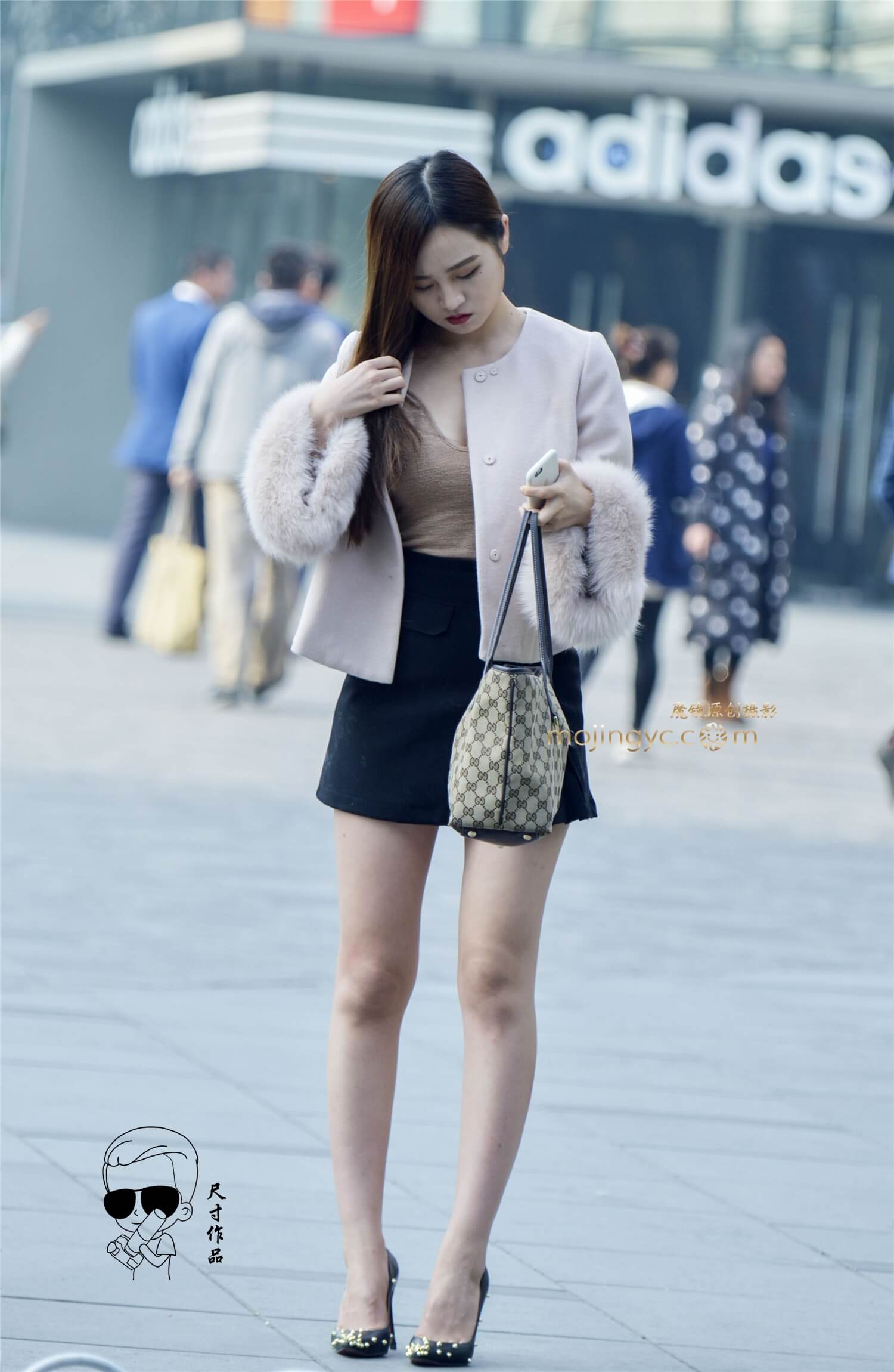毛袖白衣短裙美女高跟鞋彰显魅力