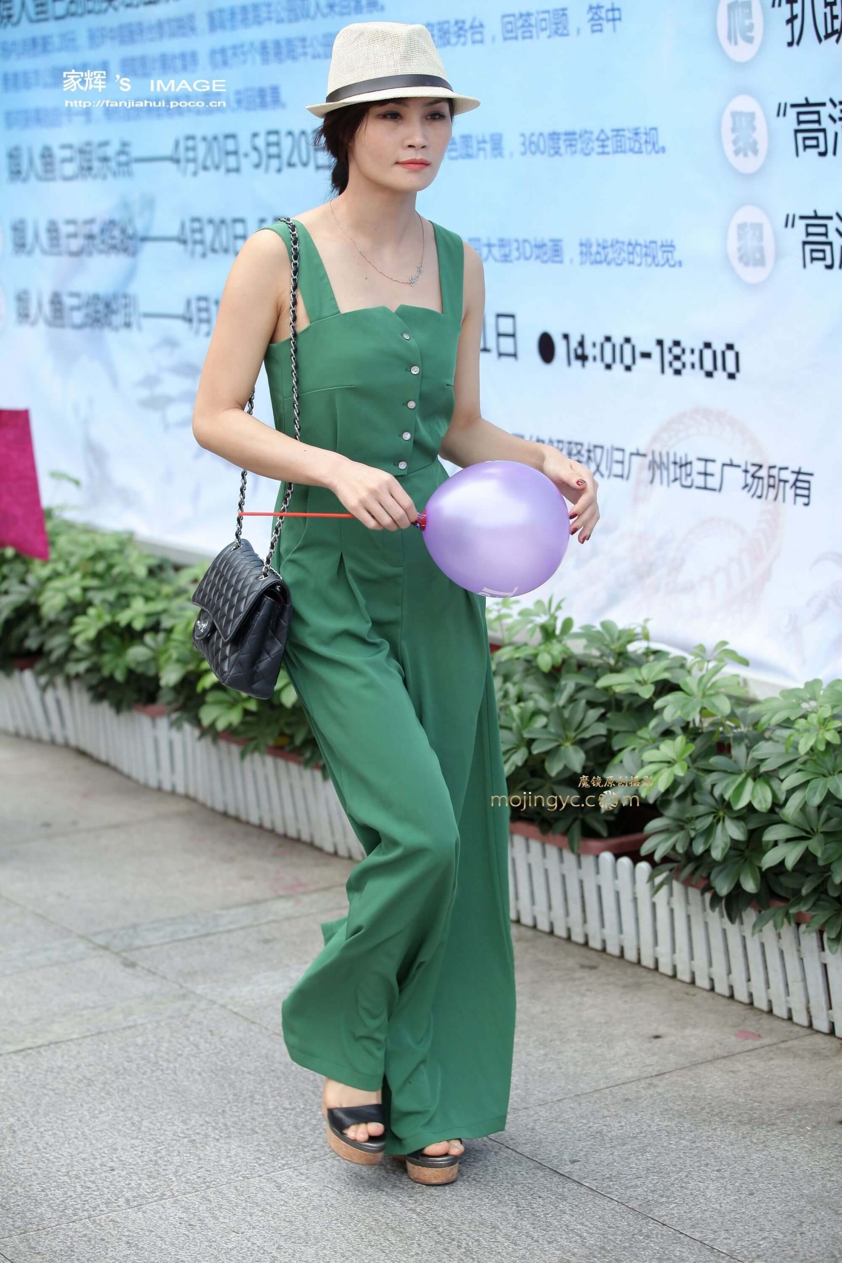 绿色连身裤少妇