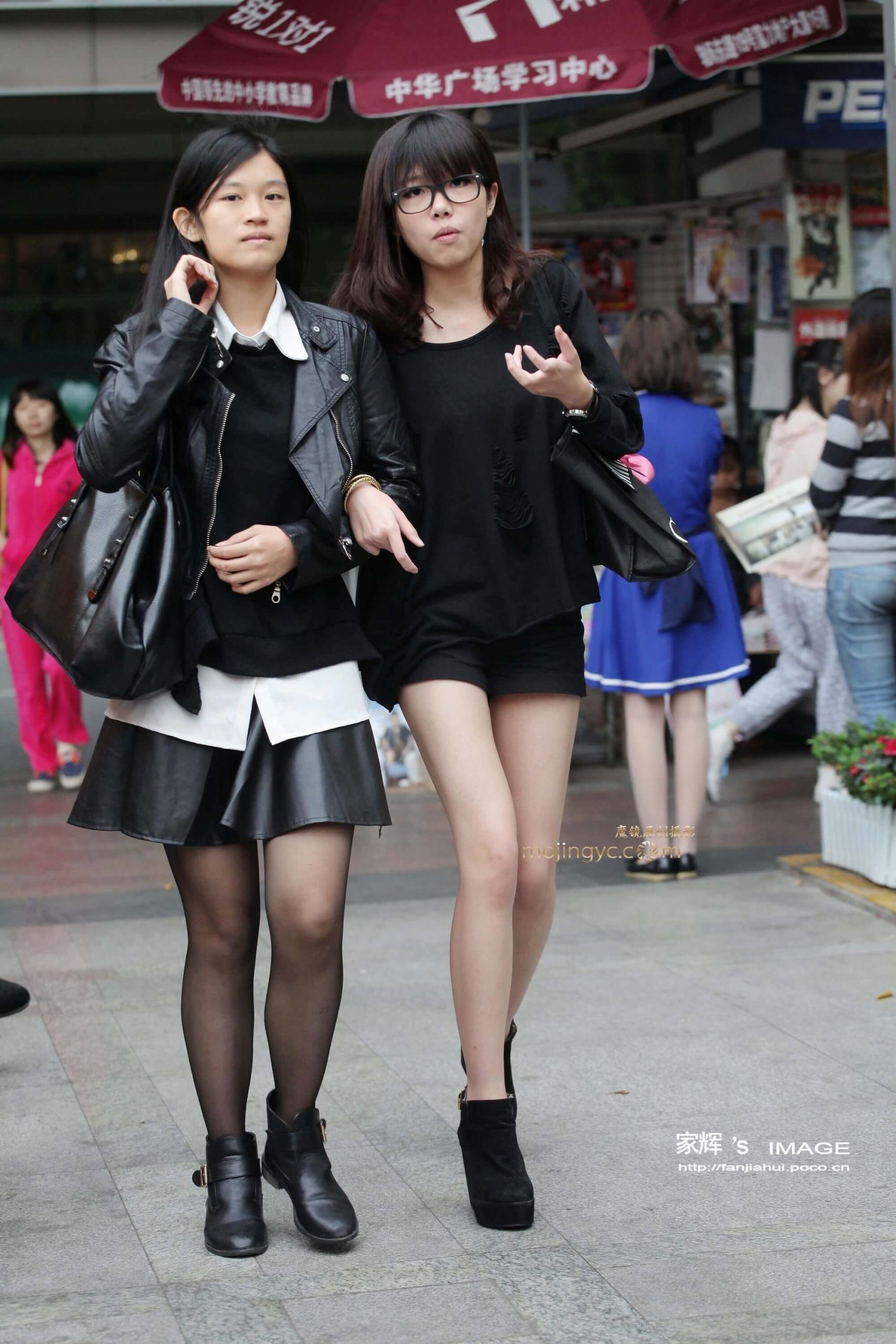 白皙美腿眼镜妹