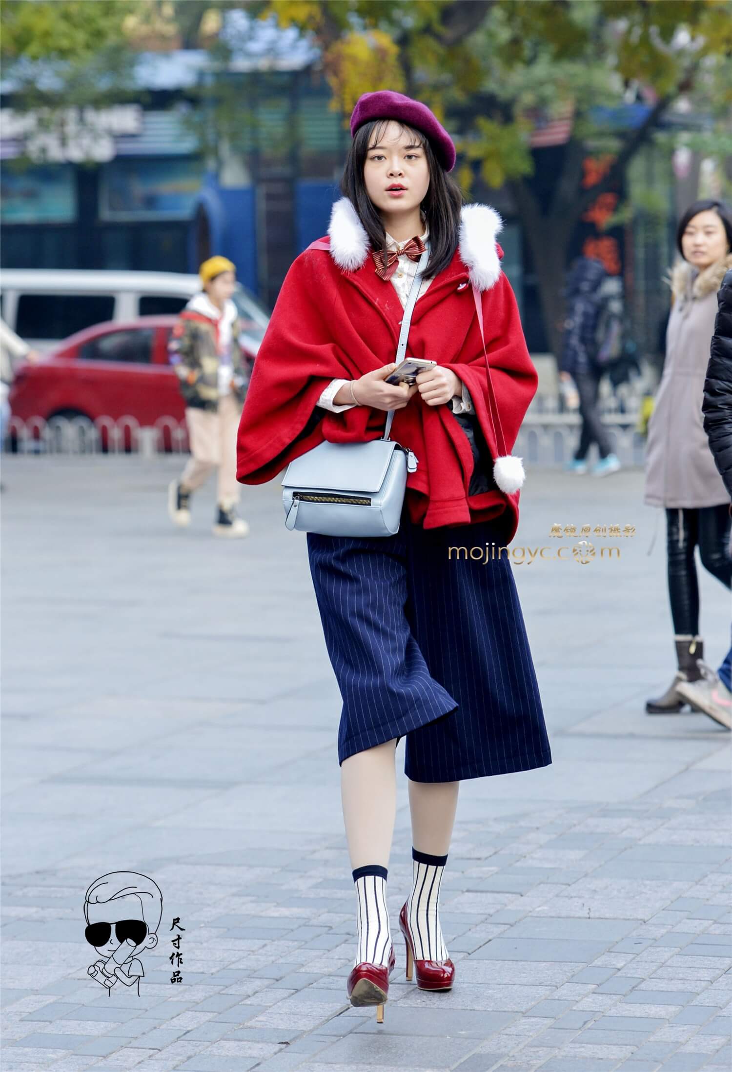 红衣蓝裙高跟鞋丝袜的美女