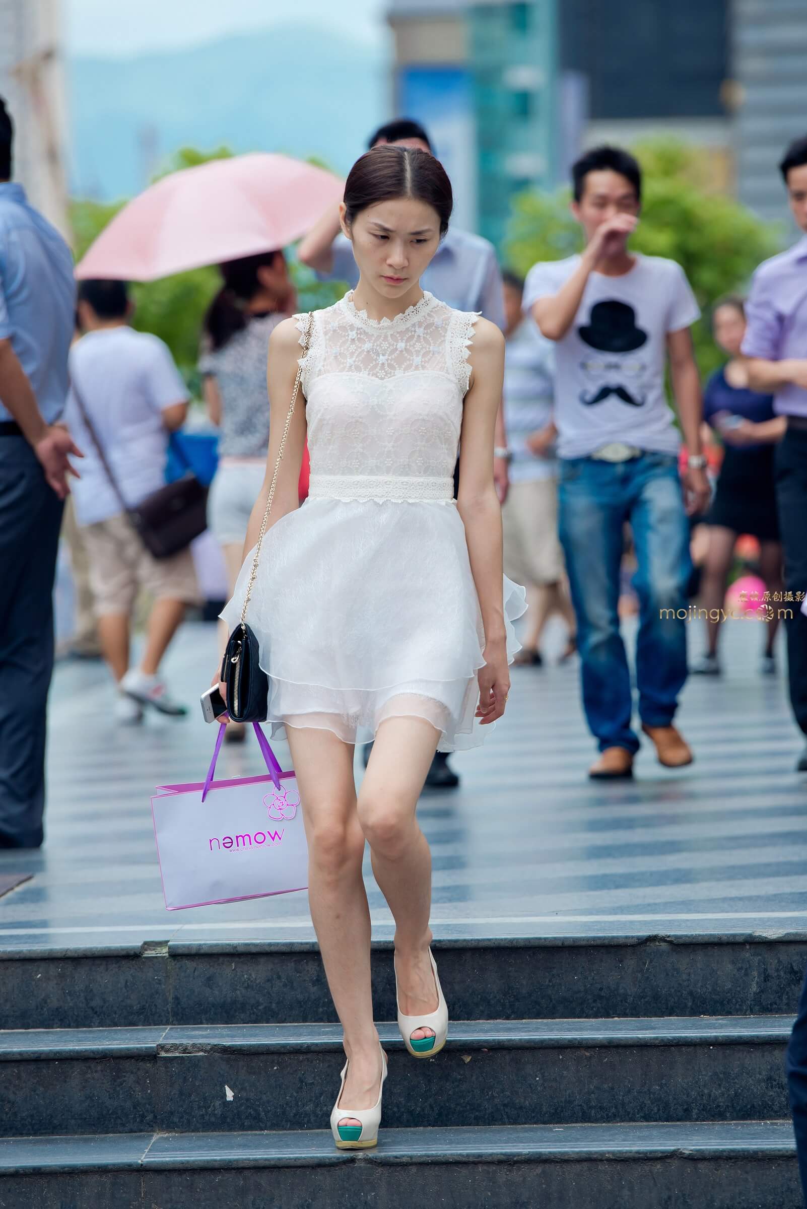 连衣裙，裸腿，鱼嘴高跟