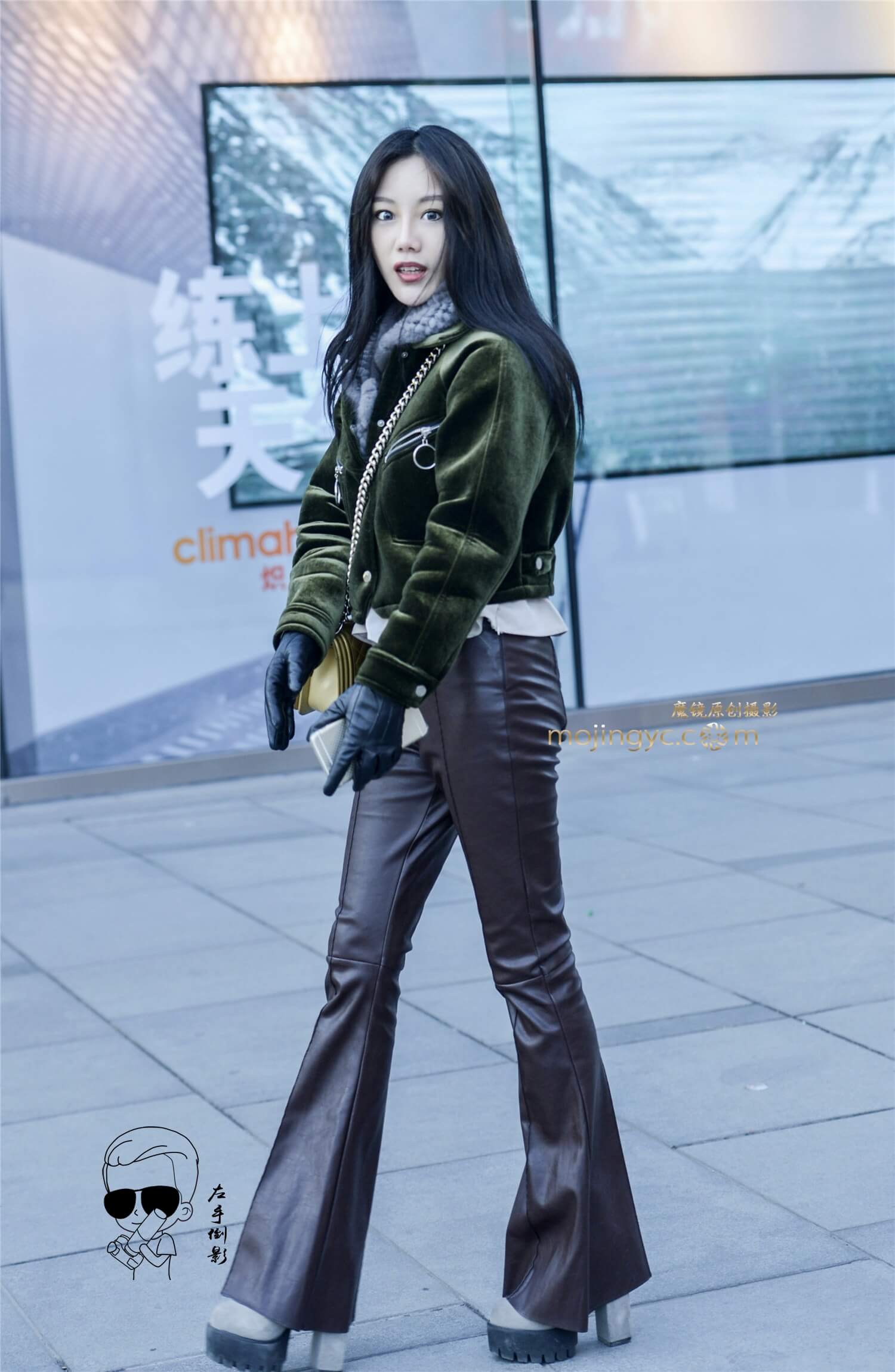 大眼睛魔鬼身材美女左手倒影