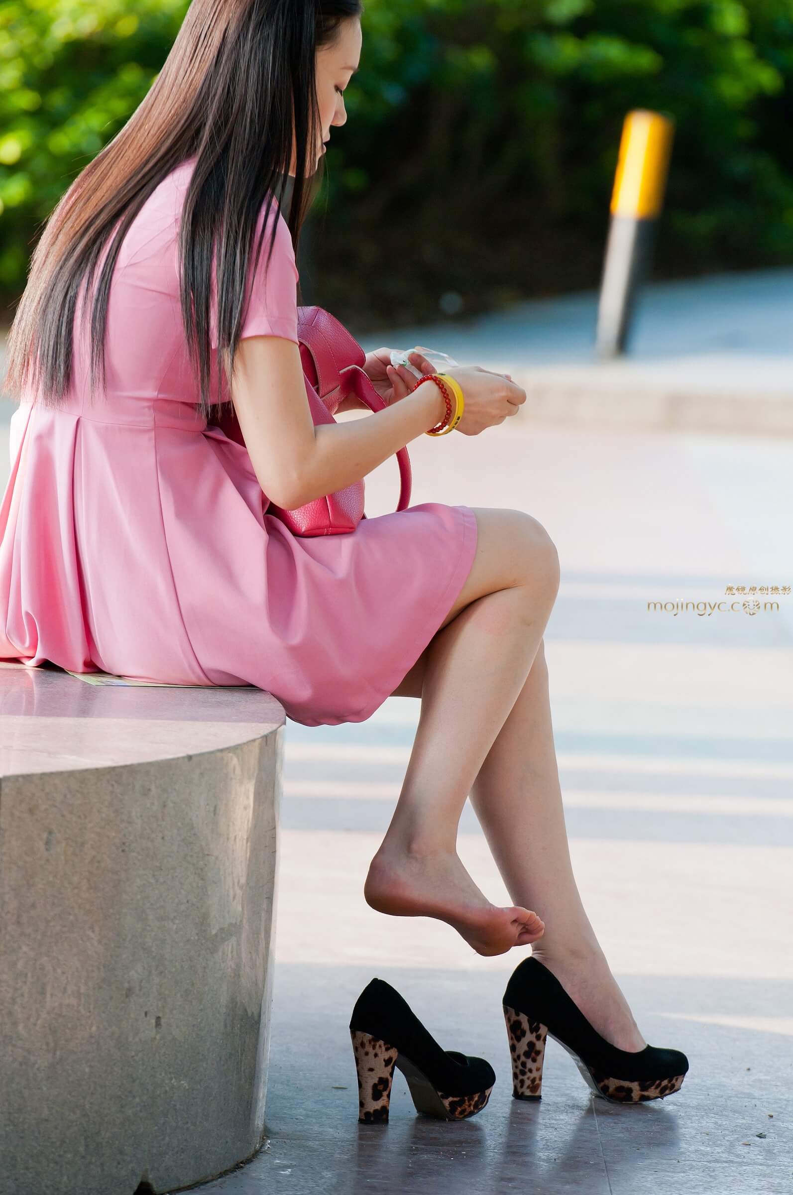 连衣裙，裸腿，高跟