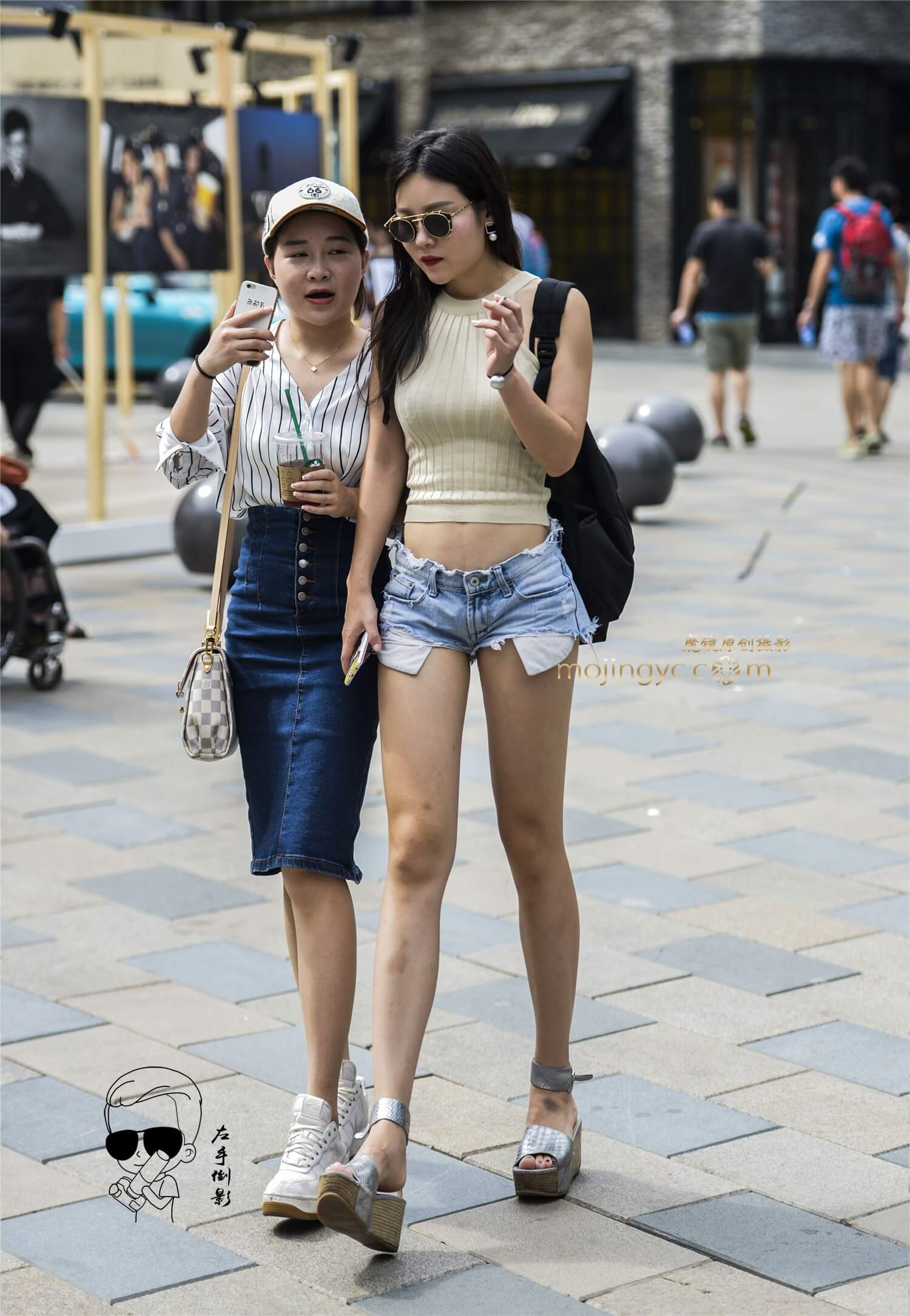 超短裤彰显美腿魅力倒影