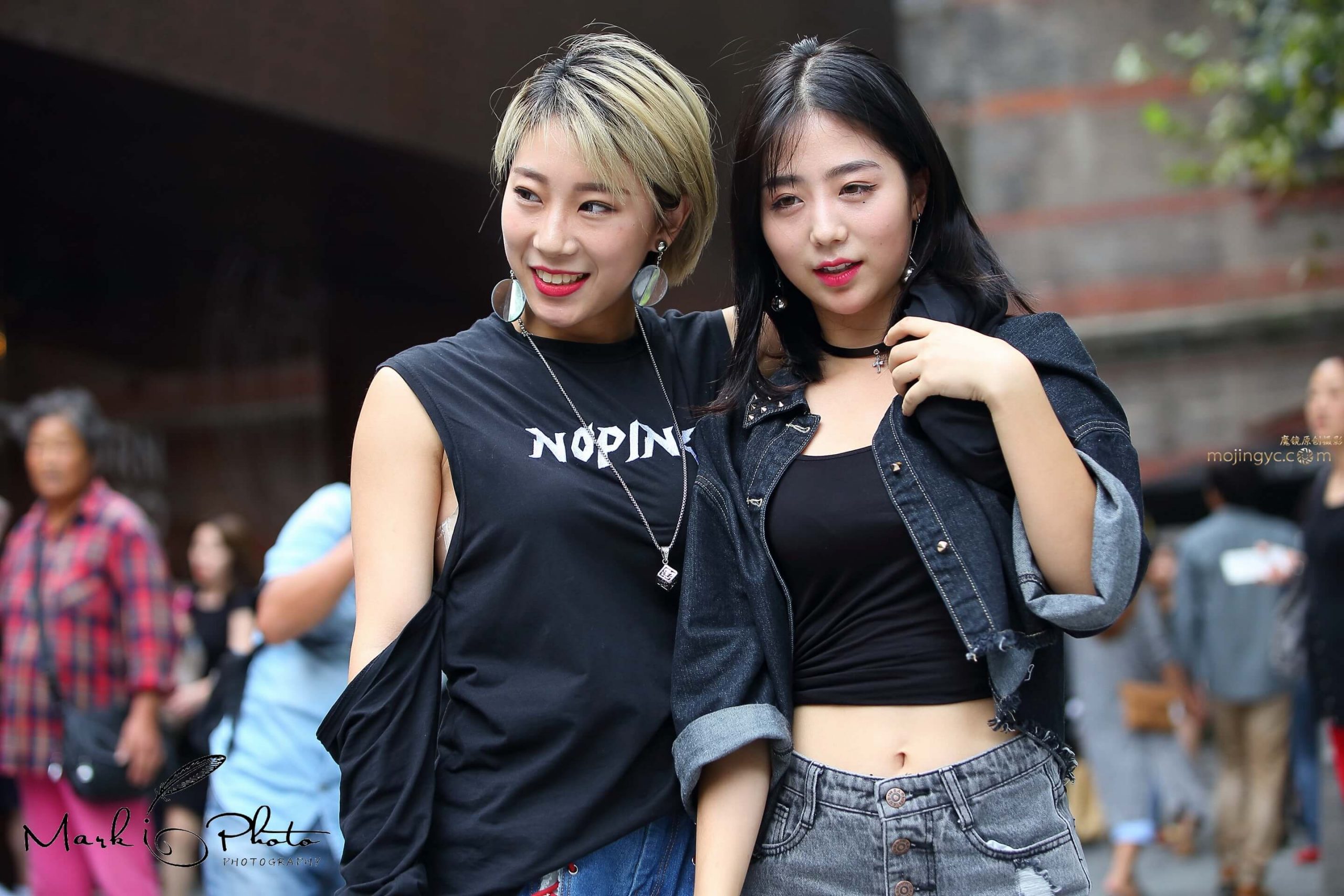 一对热辣的女孩