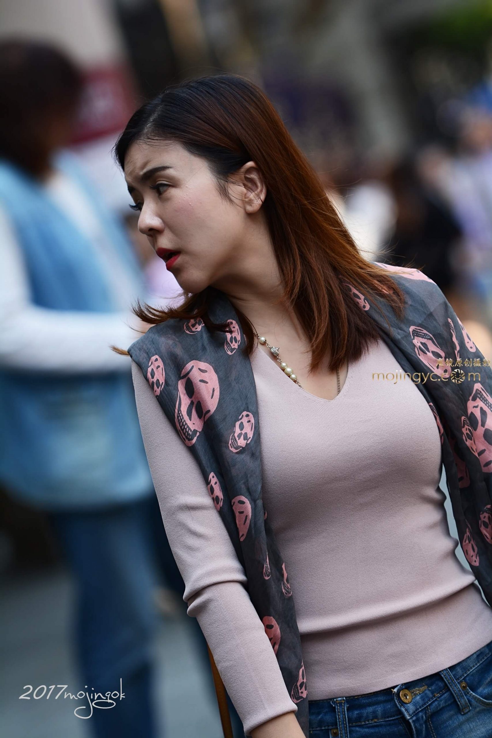 咔喳赛18 丝巾显得和衣服不配，少妇显忧虑