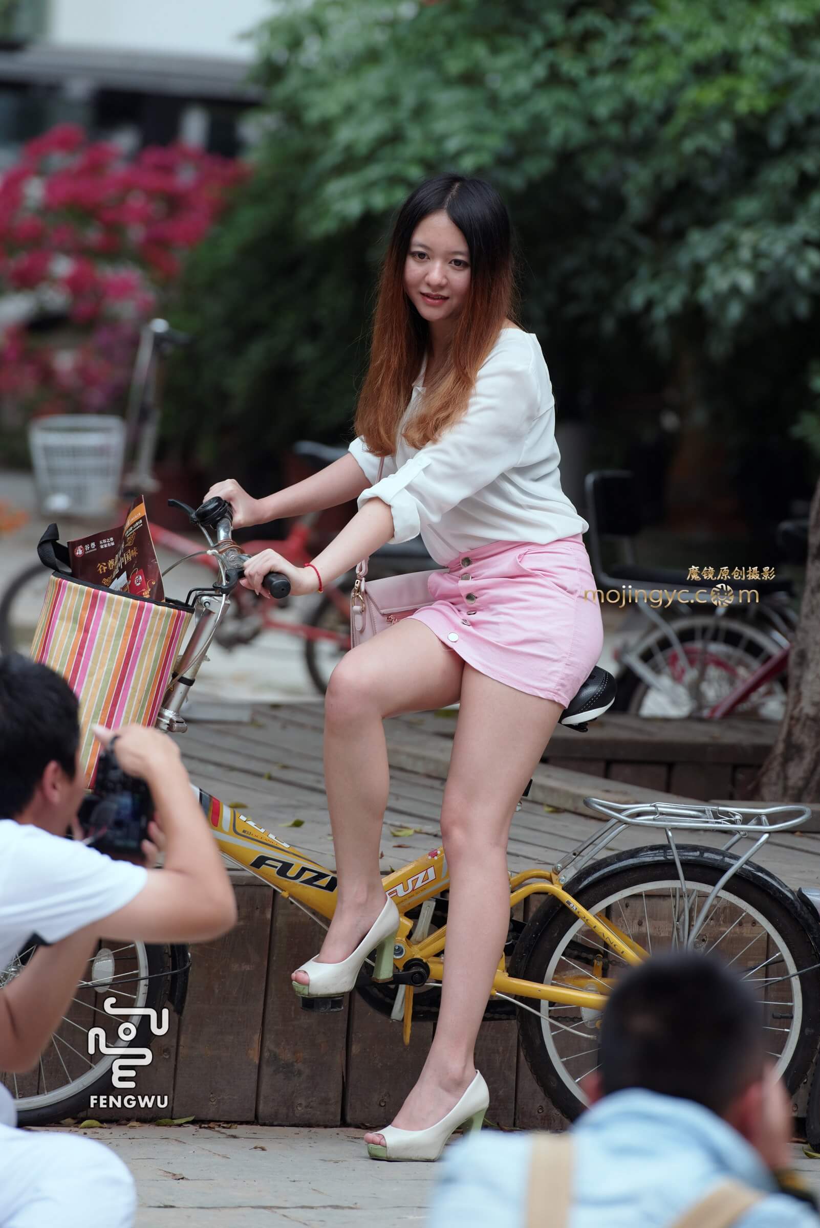 短裙，裸腿，鱼嘴高跟