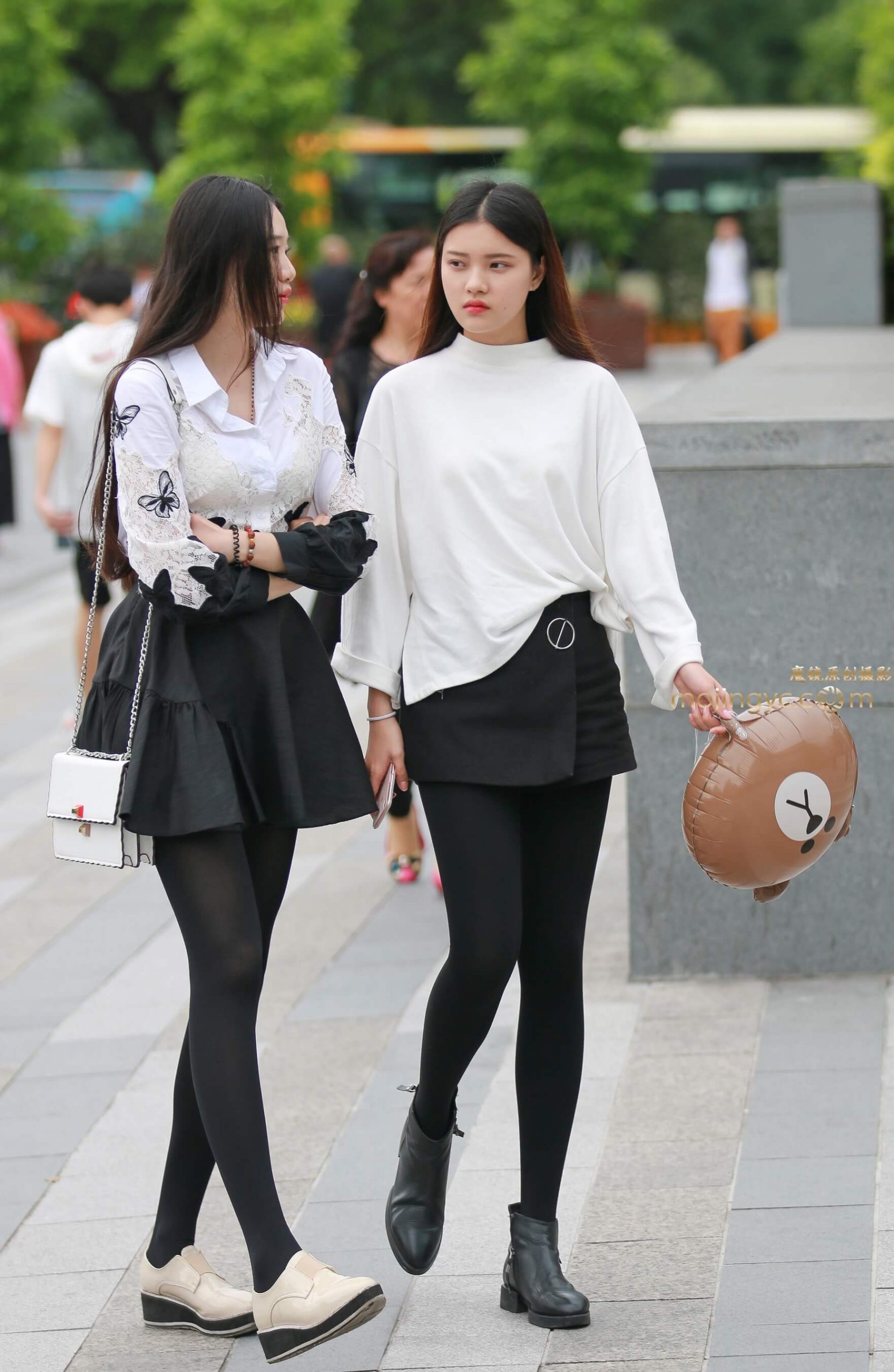 两个性格很可爱的高挑女生