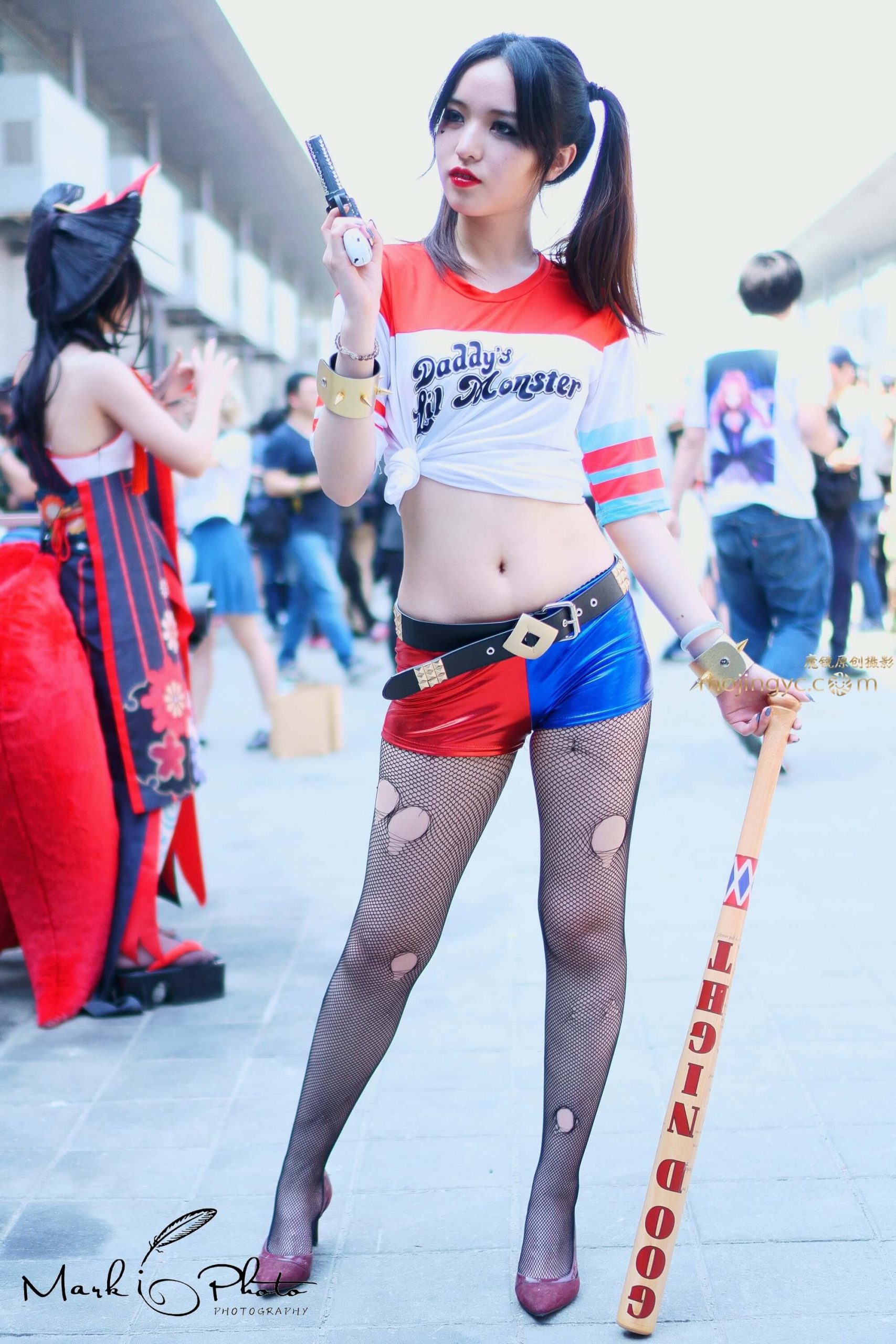 二次元黑丝持棍美少女