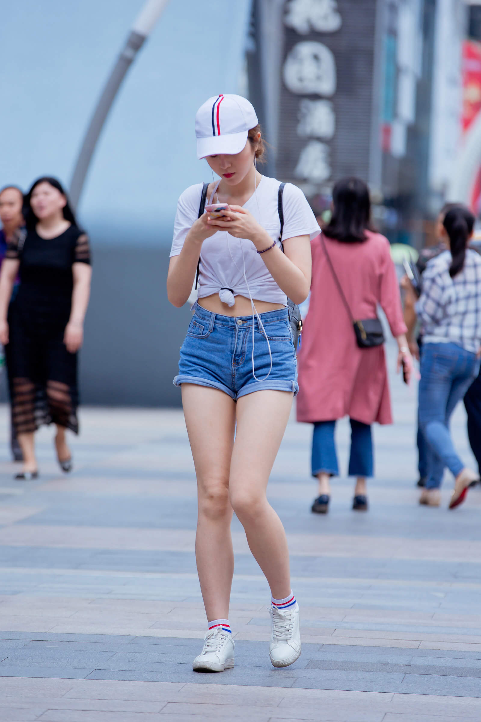 热裤，裸腿，运动鞋
