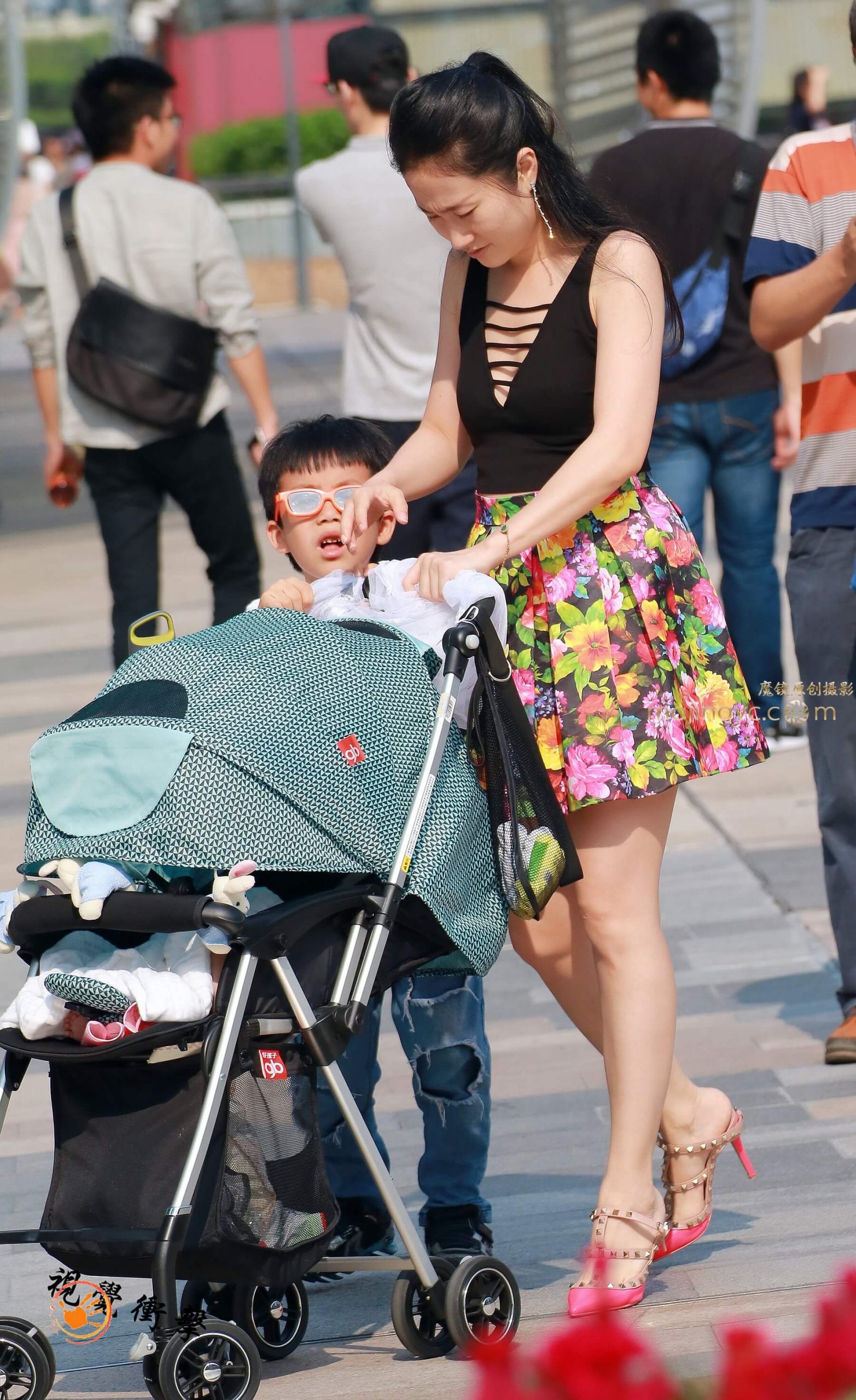 低胸 高跟 高雅嫩白少妇