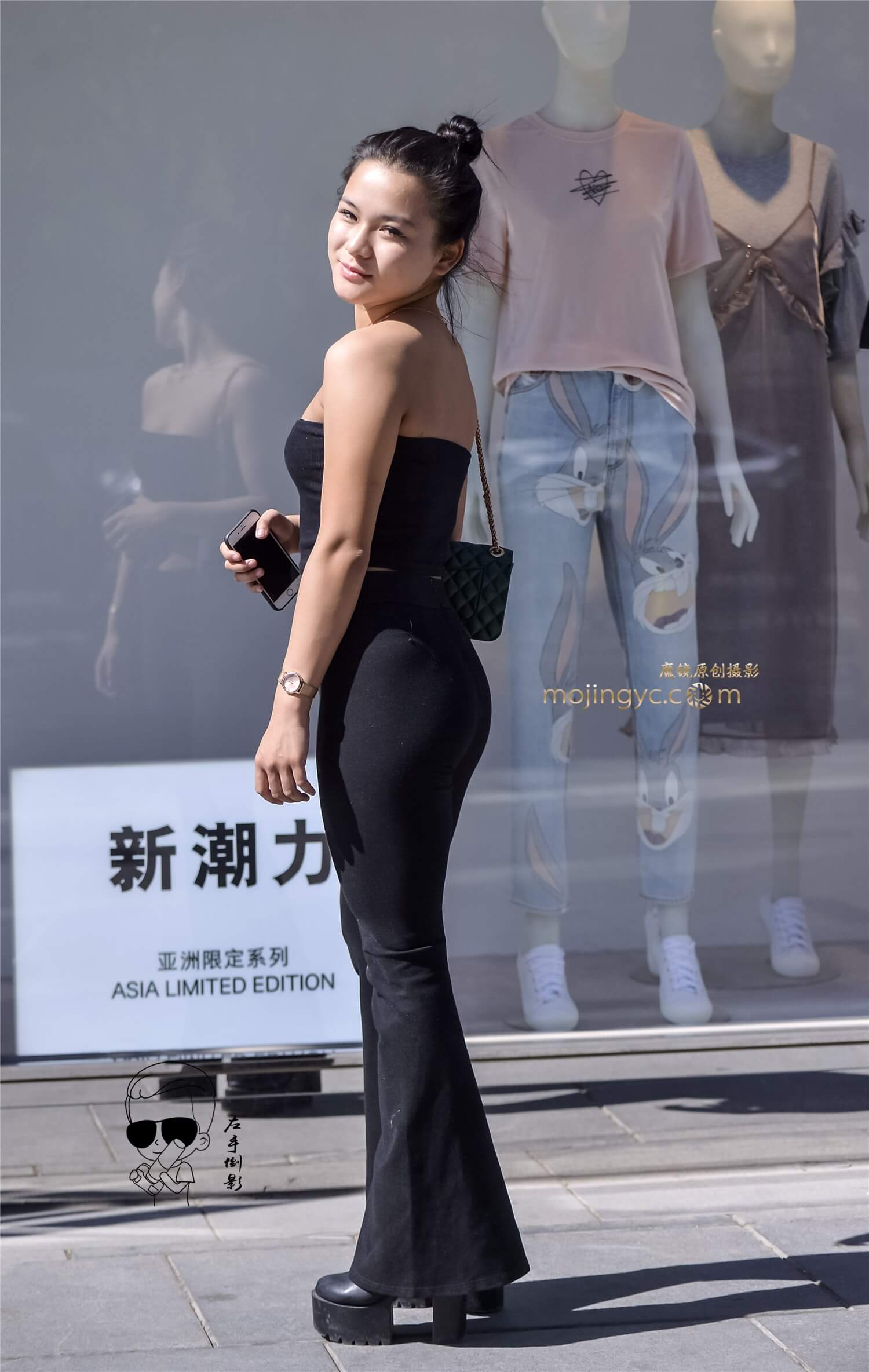 裸露香肩紧抱臀性感美女{2017-5-19-12p}