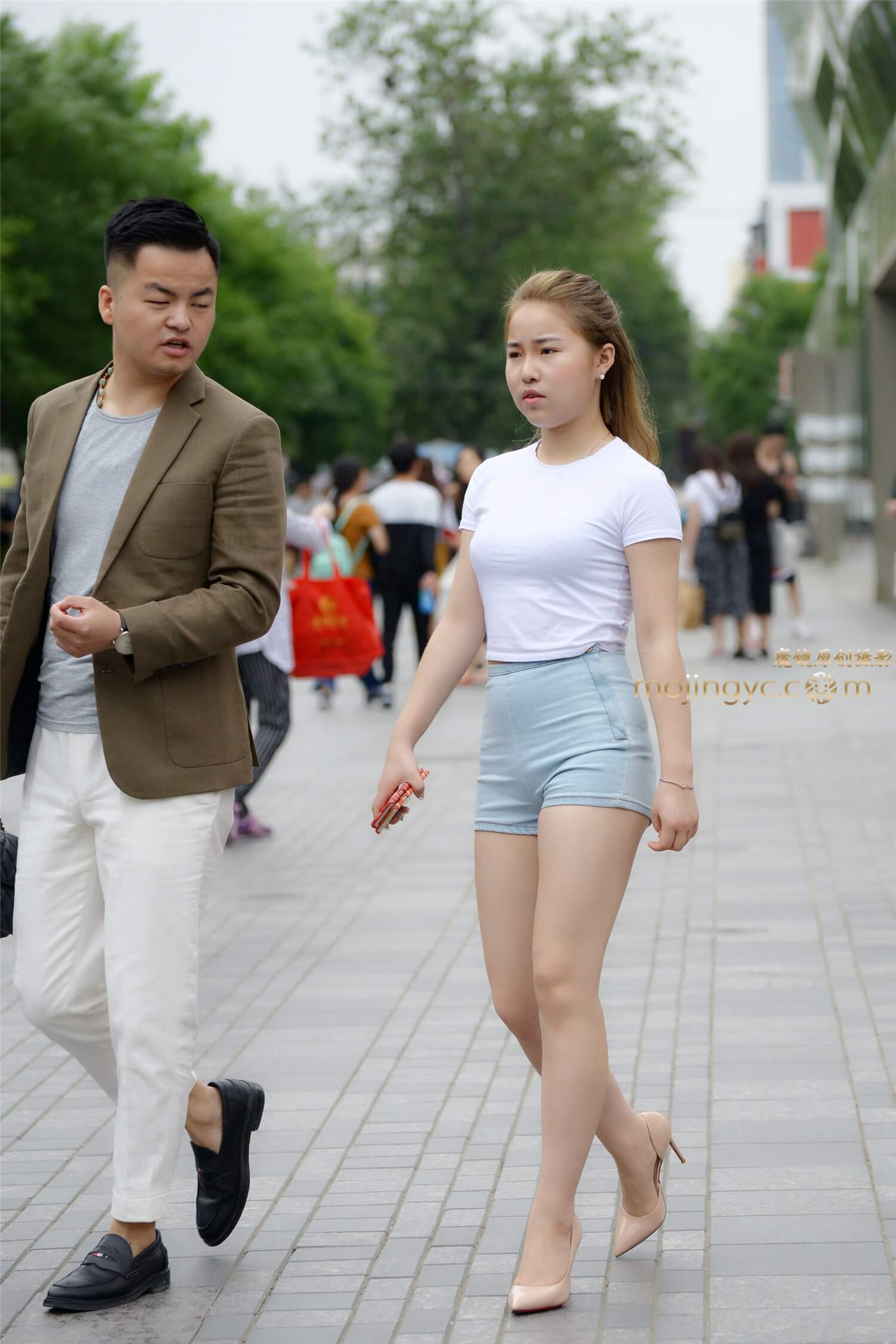 紧身牛仔热裤，裸色尖头细高跟