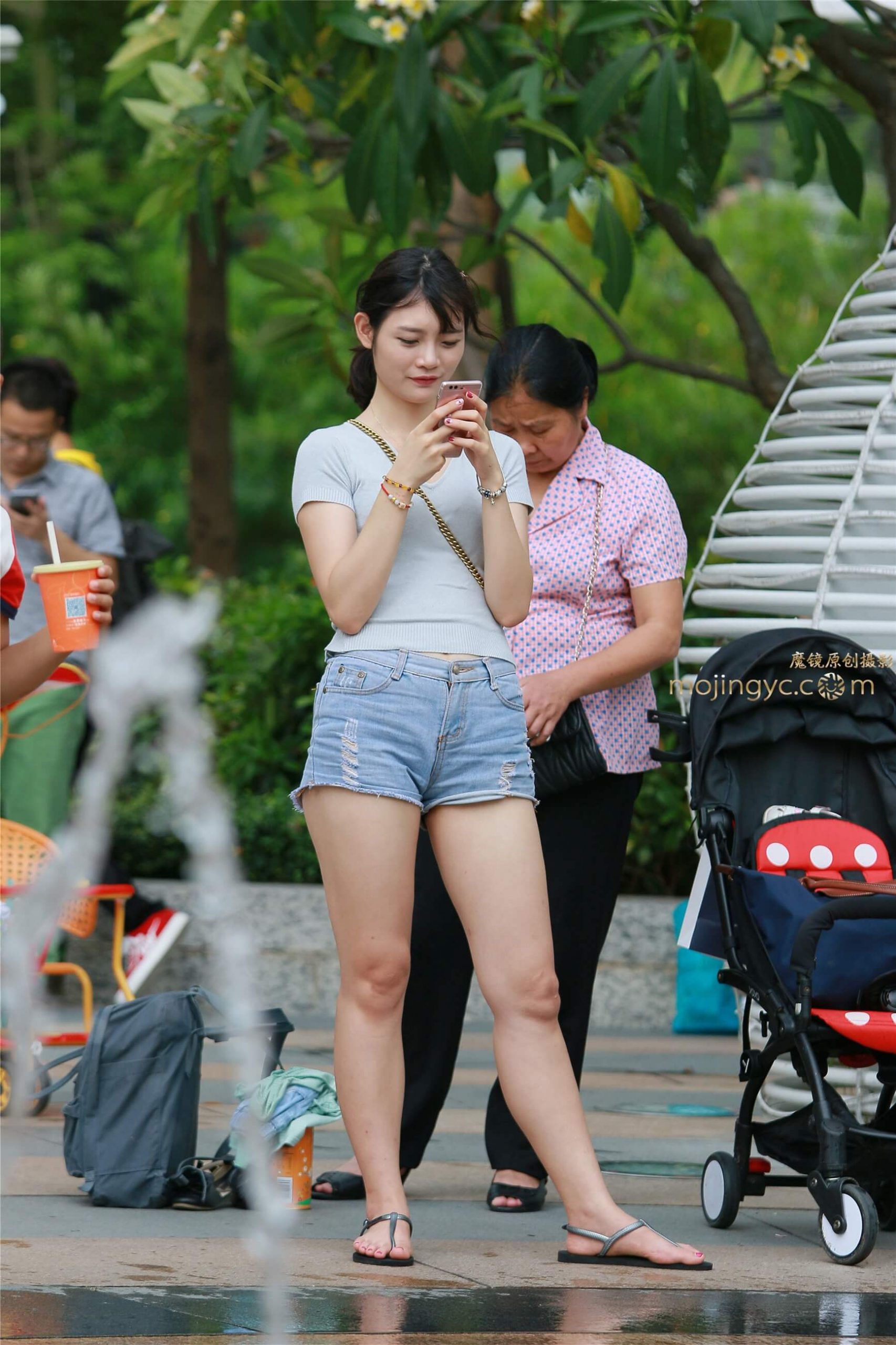 牛仔热裤少妇