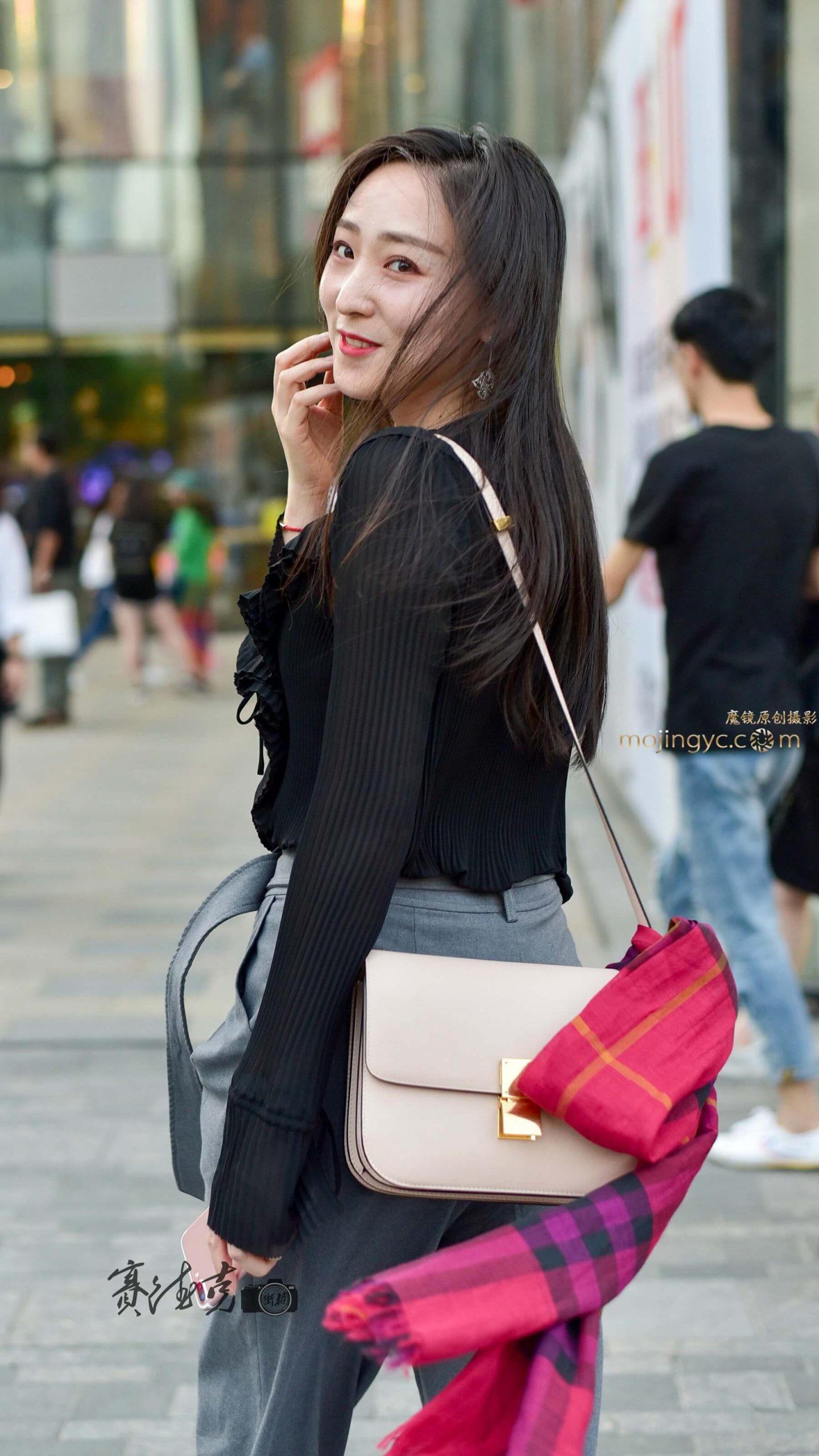 回眸一笑的时尚美女