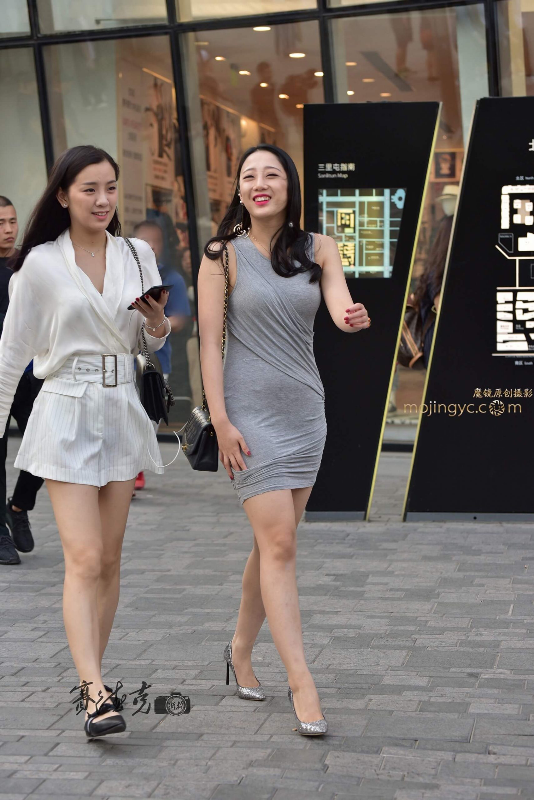 丰满裹臀女郎