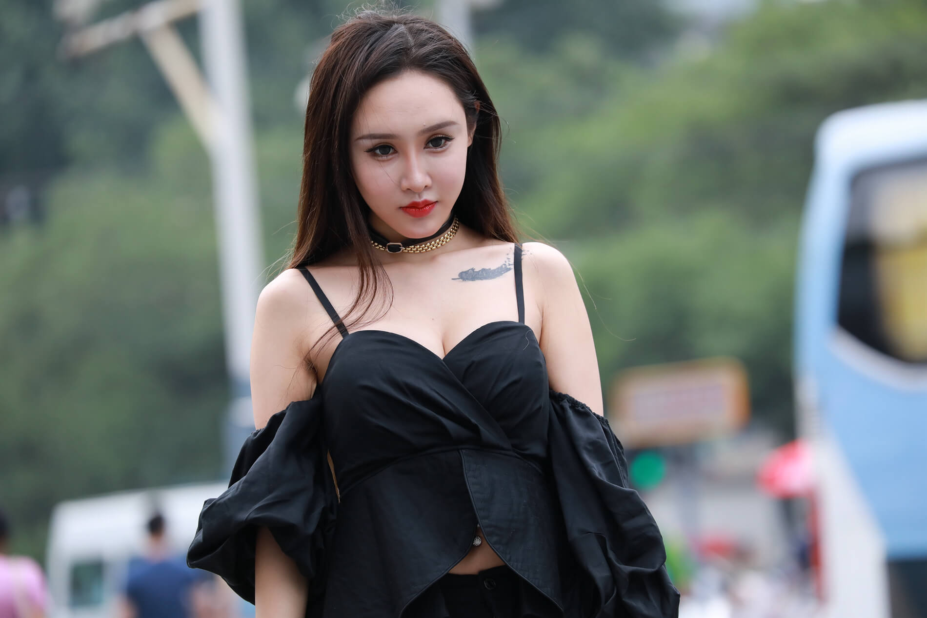 性感低胸超短裤纹身美女