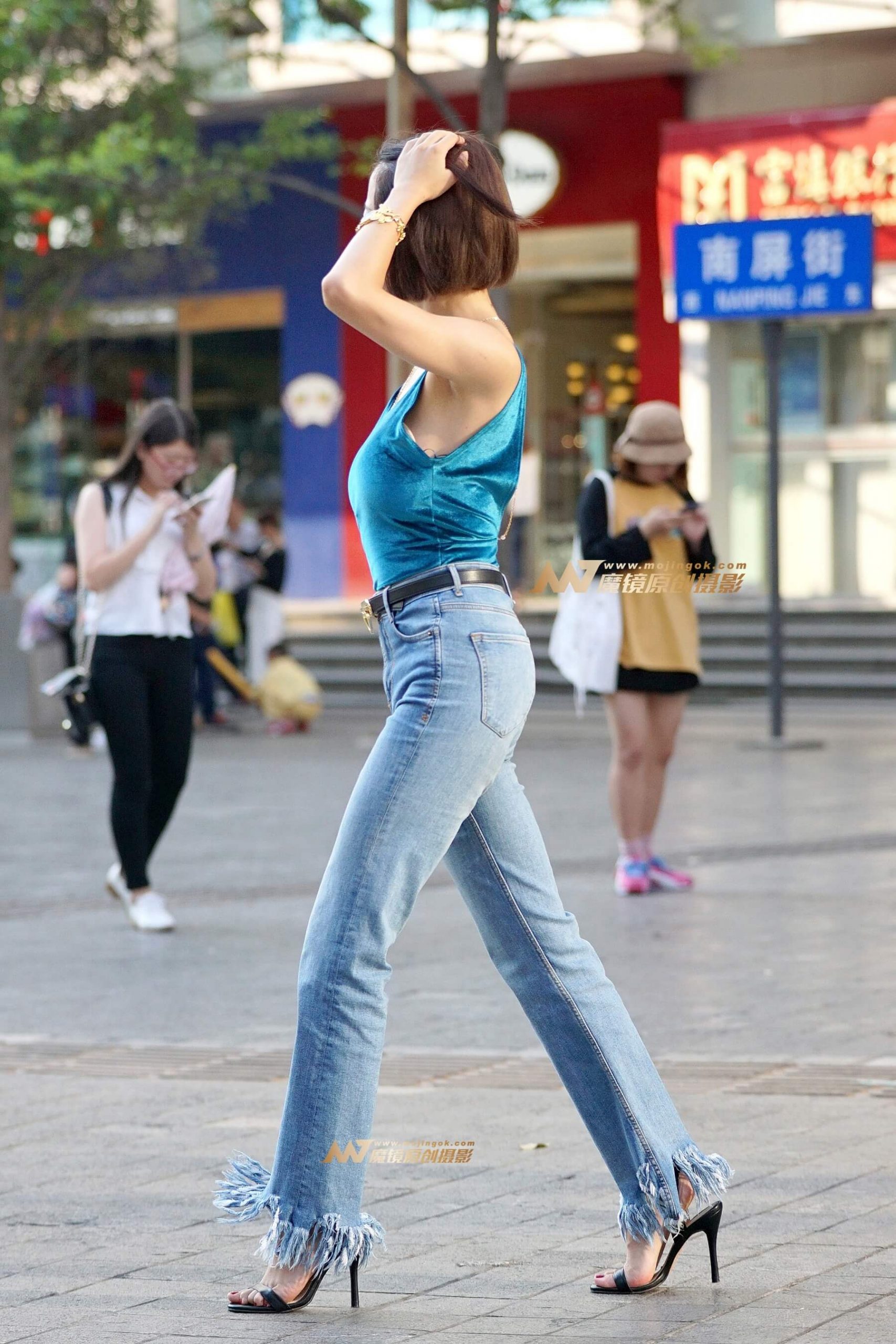 逆光拍摄露背长腿