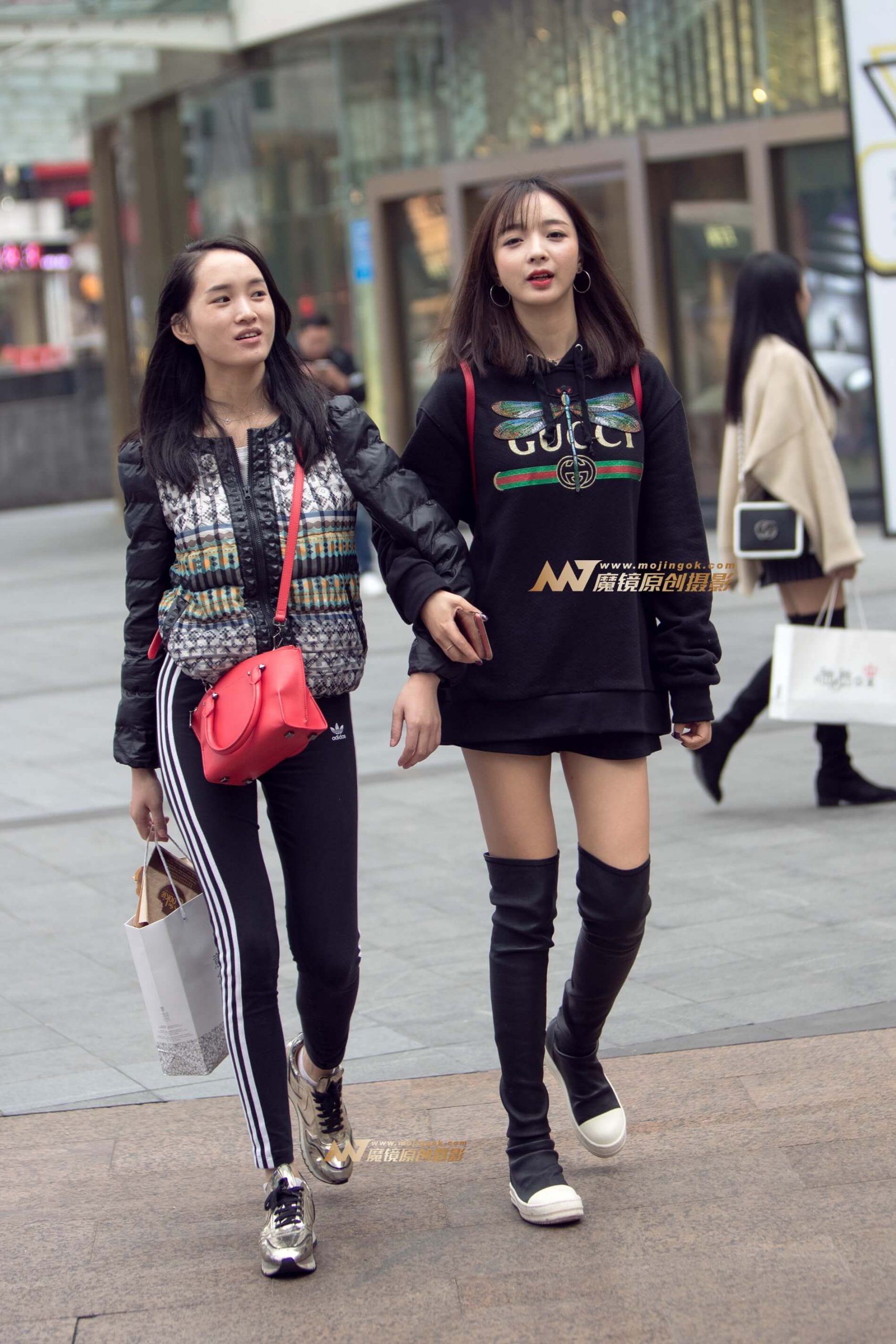 这个季节还能拍到这种美腿美臀。