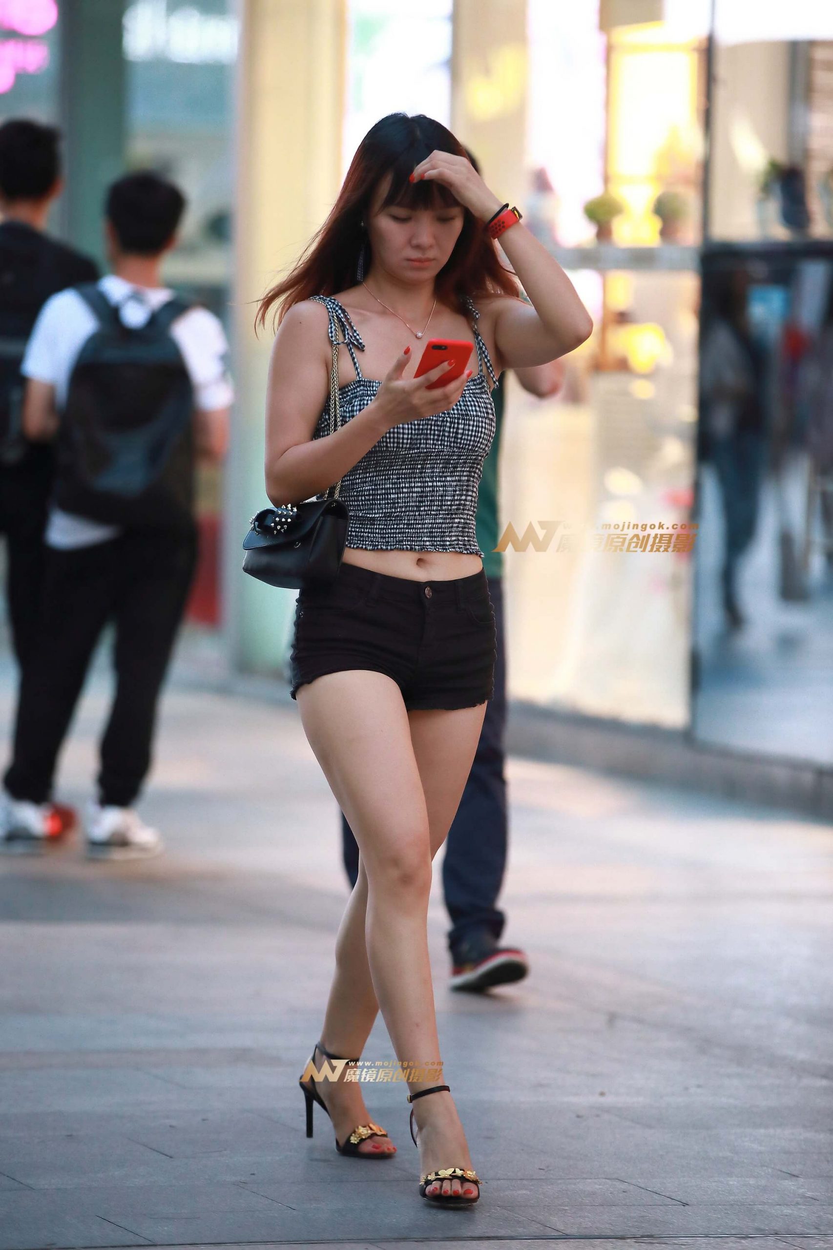 夜幕下的丰韵美女