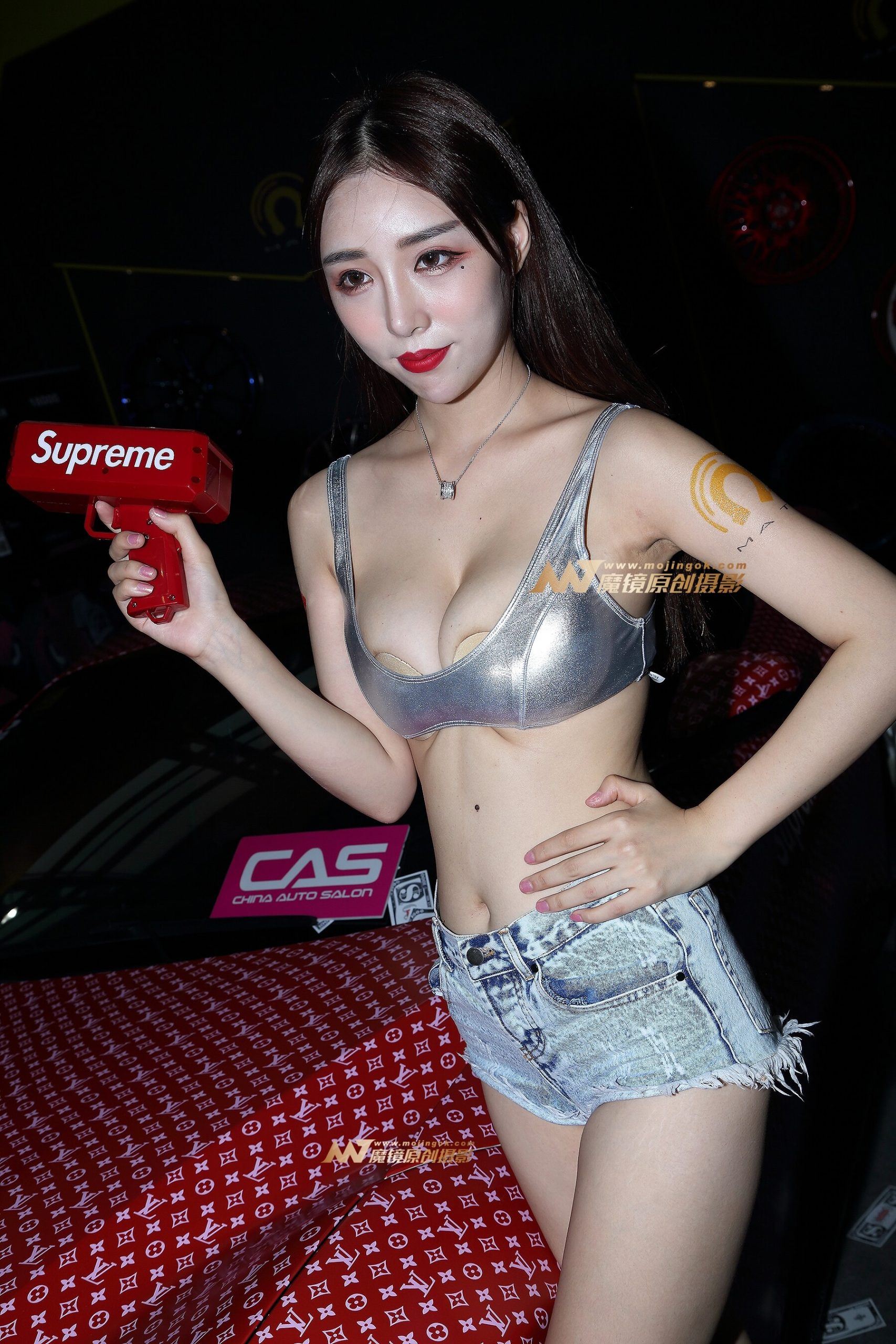 穿小背心的美女太吸引人了