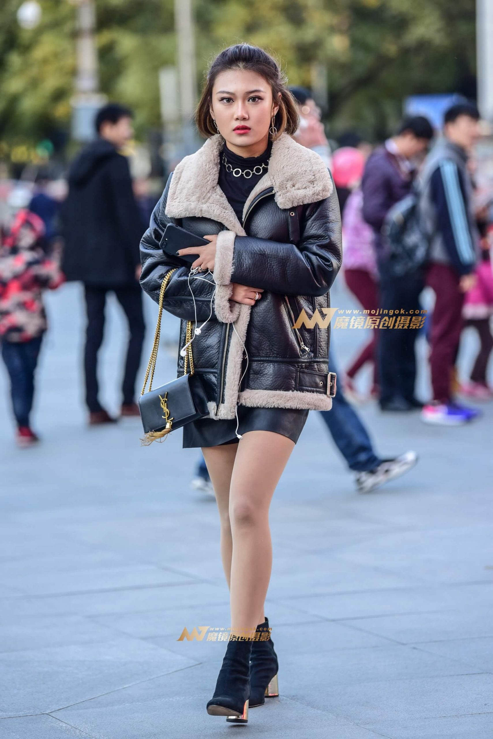 寒冬里夹克皮裙美女