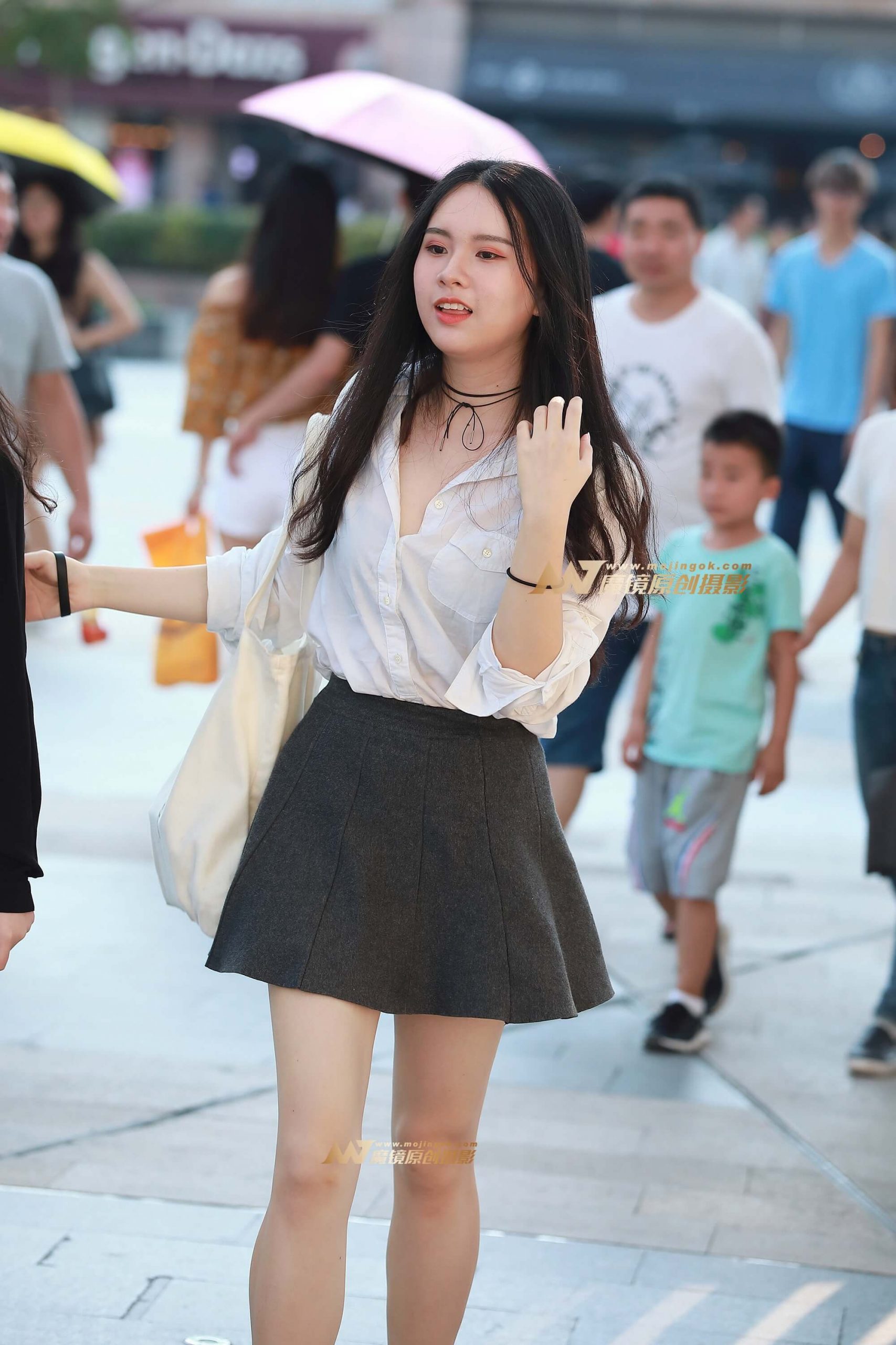 小摆裙，裸腿，丰韵美女