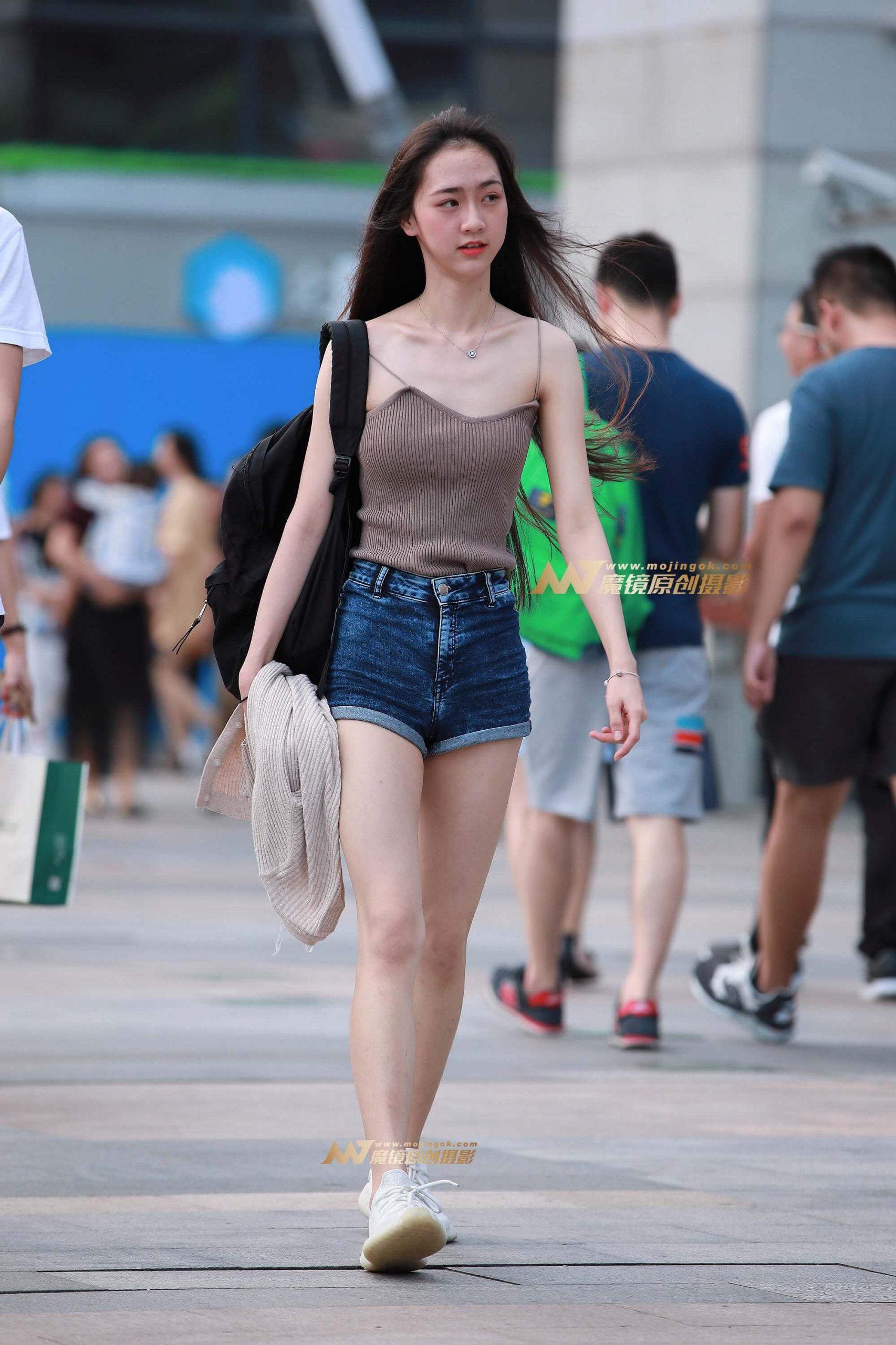 热裤，长腿，小吊带