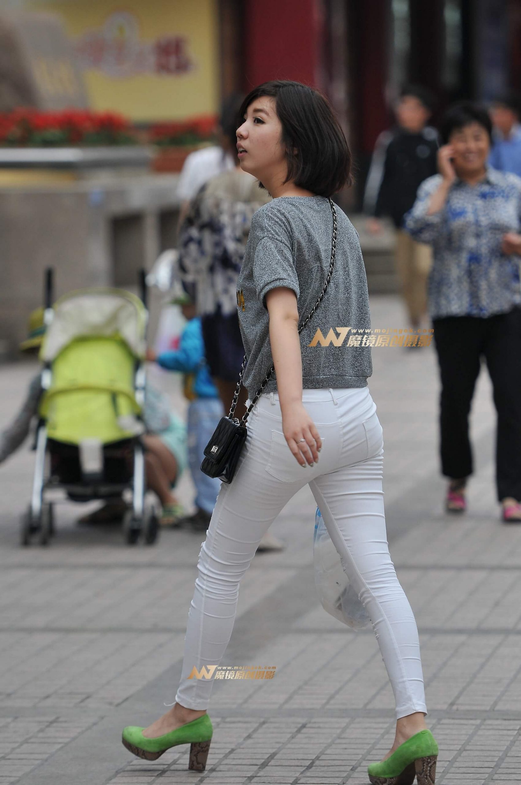白色紧身裤  丰臀少女